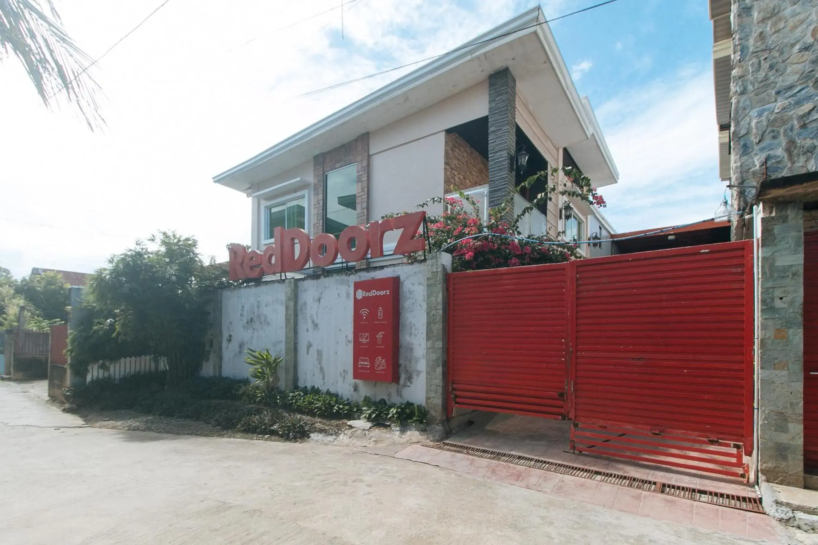 Property building in RedDoorz Hostel @ St. Paul Village LapuLapu Property building in RedDoorz Hostel @ St. Paul Village LapuLapu