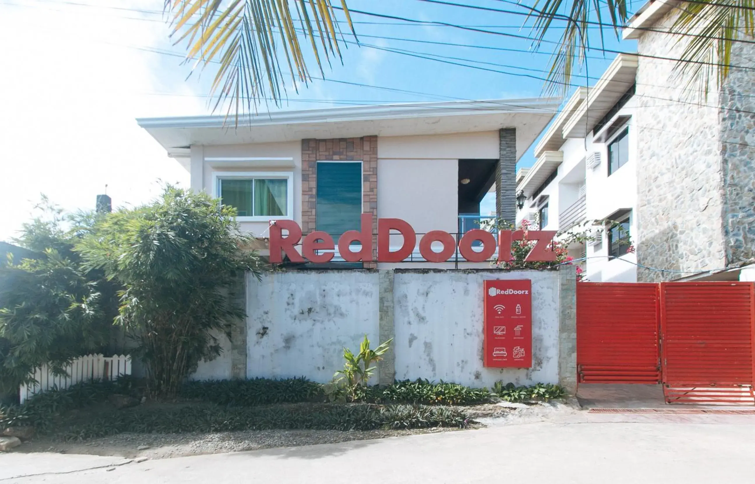 Property building in RedDoorz Hostel @ St. Paul Village LapuLapu Property building in RedDoorz Hostel @ St. Paul Village LapuLapu