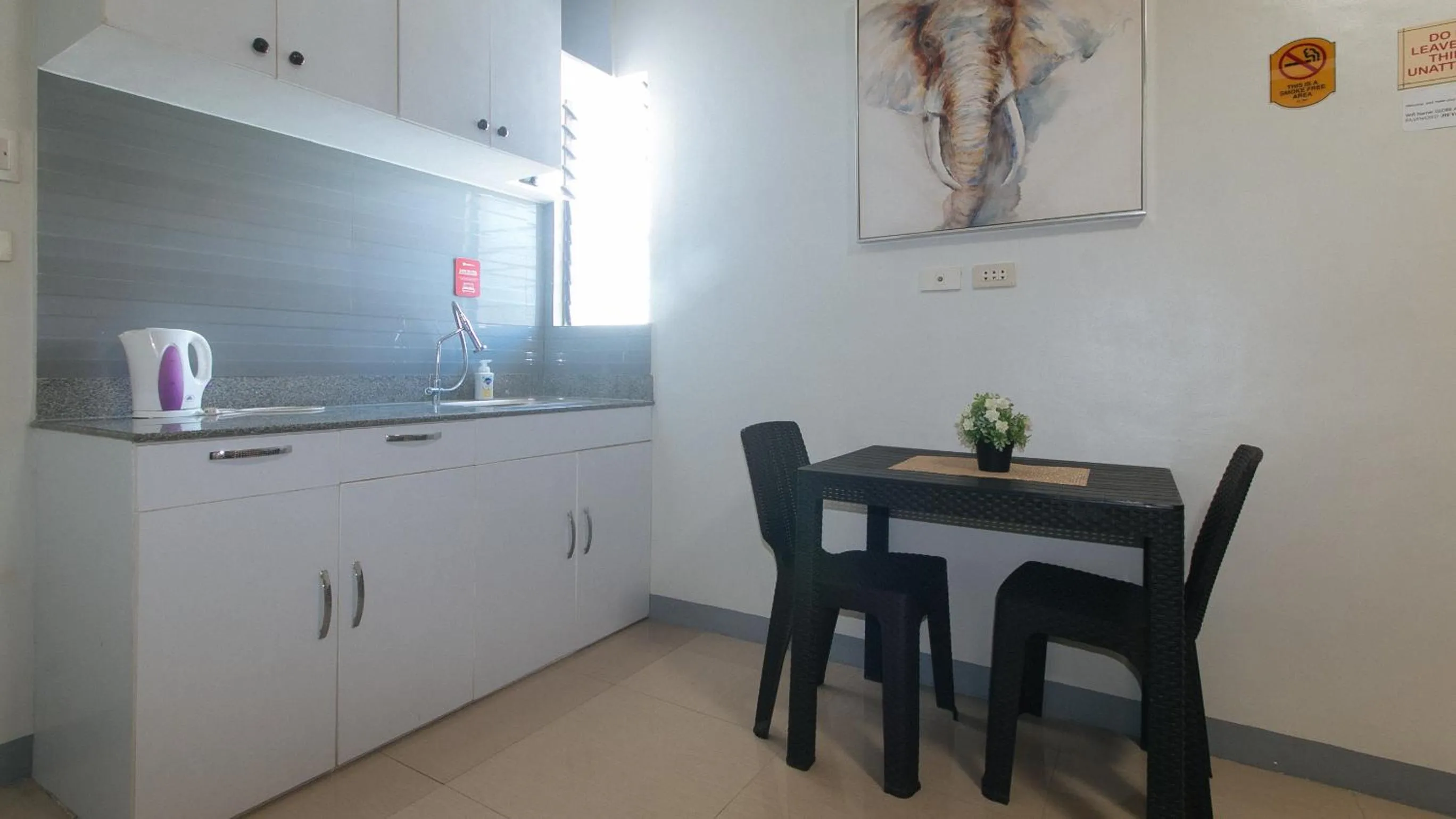 Kitchen or kitchenette in RedDoorz Hostel @ St. Paul Village LapuLapu