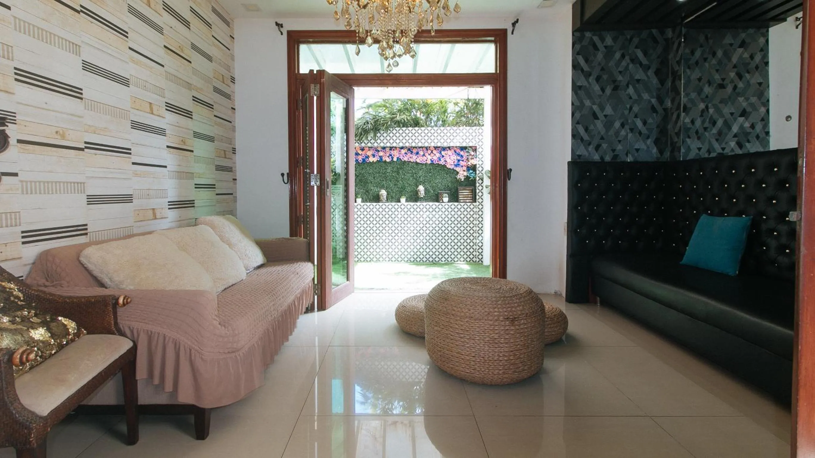 Seating area in RedDoorz Hostel @ St. Paul Village LapuLapu