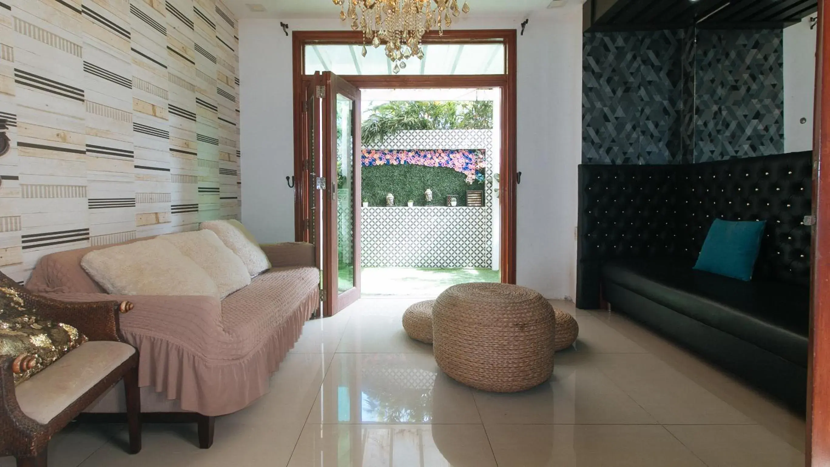 Seating area in RedDoorz Hostel @ St. Paul Village LapuLapu Seating area in RedDoorz Hostel @ St. Paul Village LapuLapu