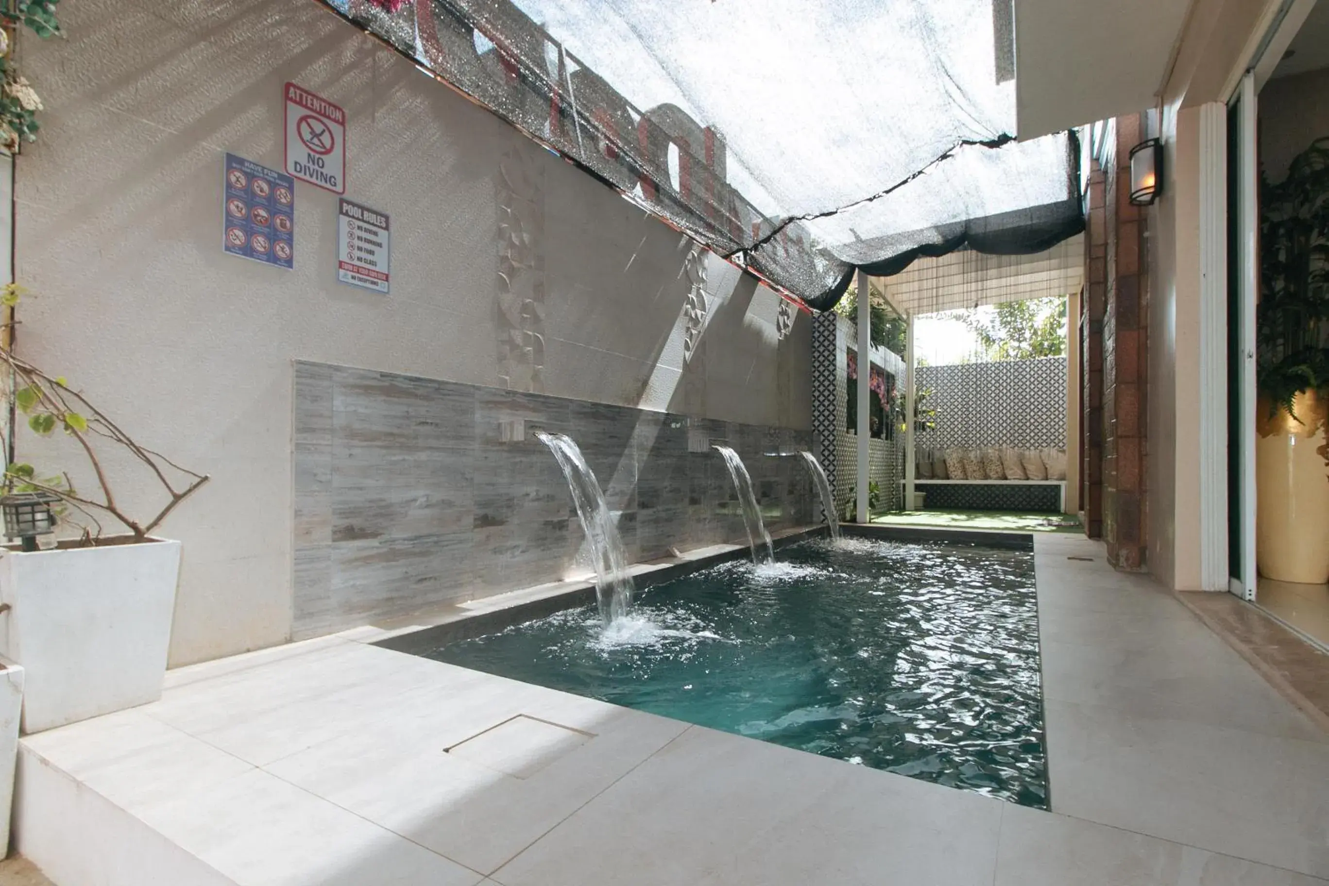 Swimming pool in RedDoorz Hostel @ St. Paul Village LapuLapu Swimming pool in RedDoorz Hostel @ St. Paul Village LapuLapu