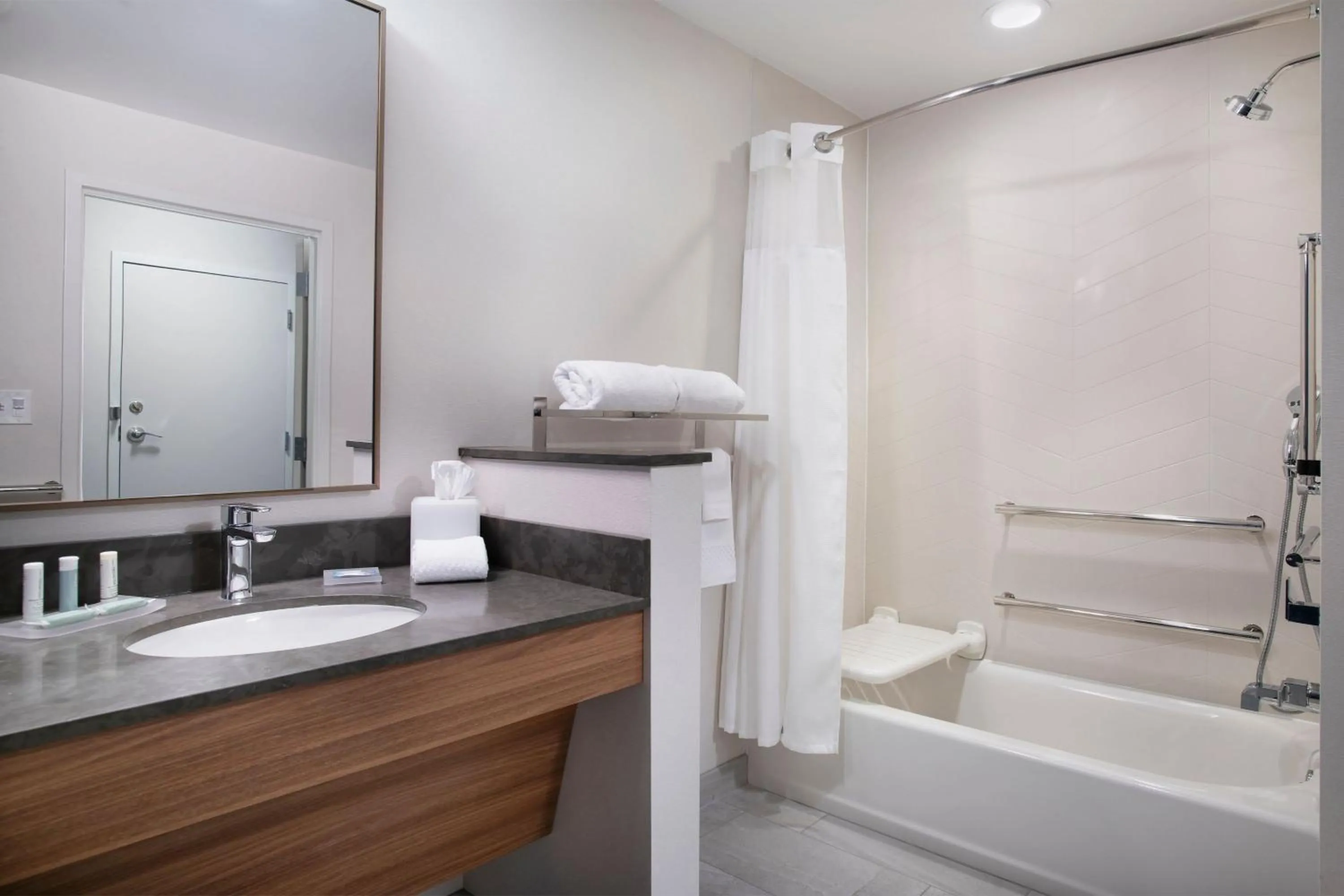 Bathroom in Fairfield by Marriott Inn & Suites Memphis Arlington