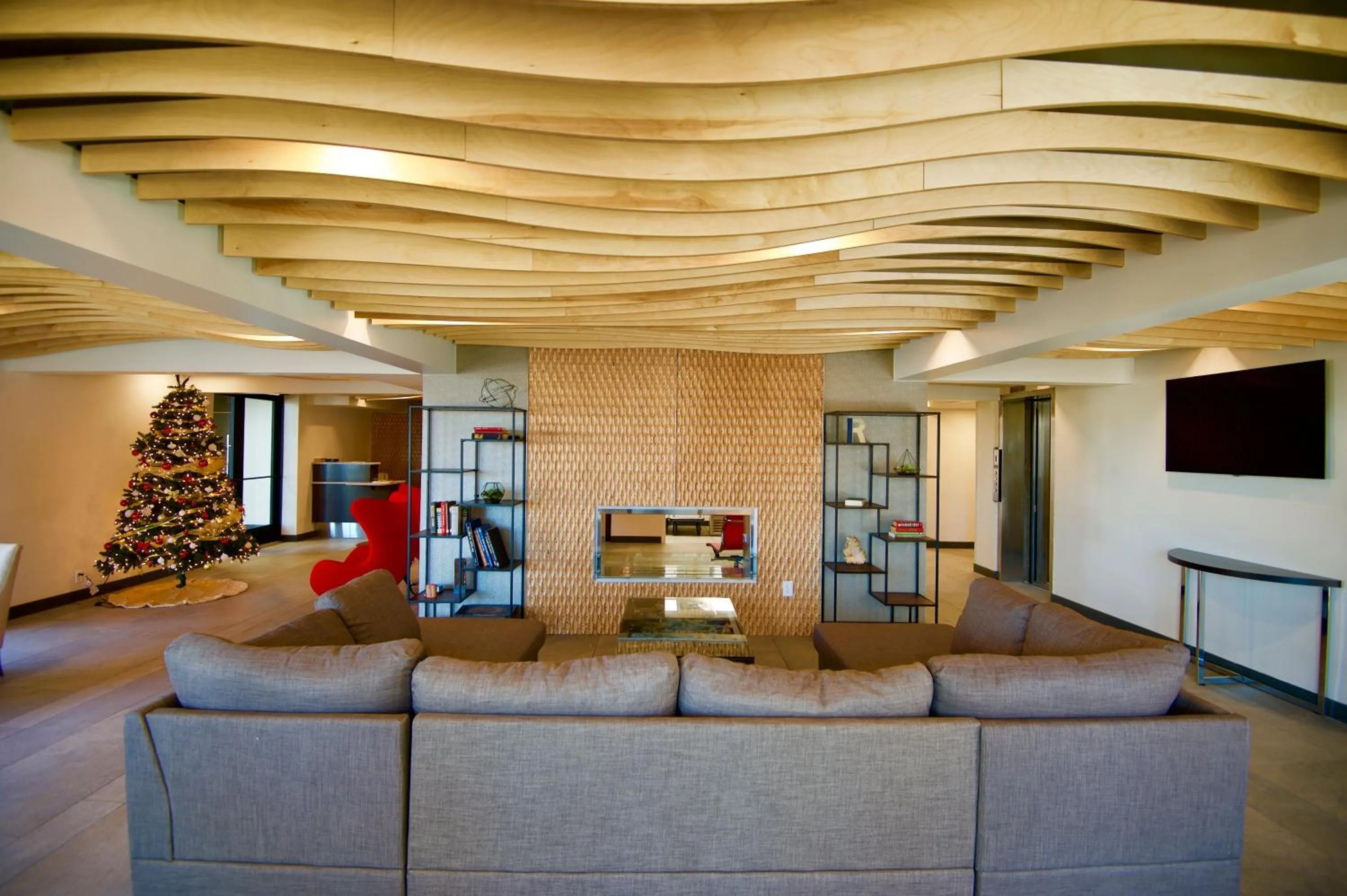 Communal lounge/ TV room in Ramada by Wyndham Austin South