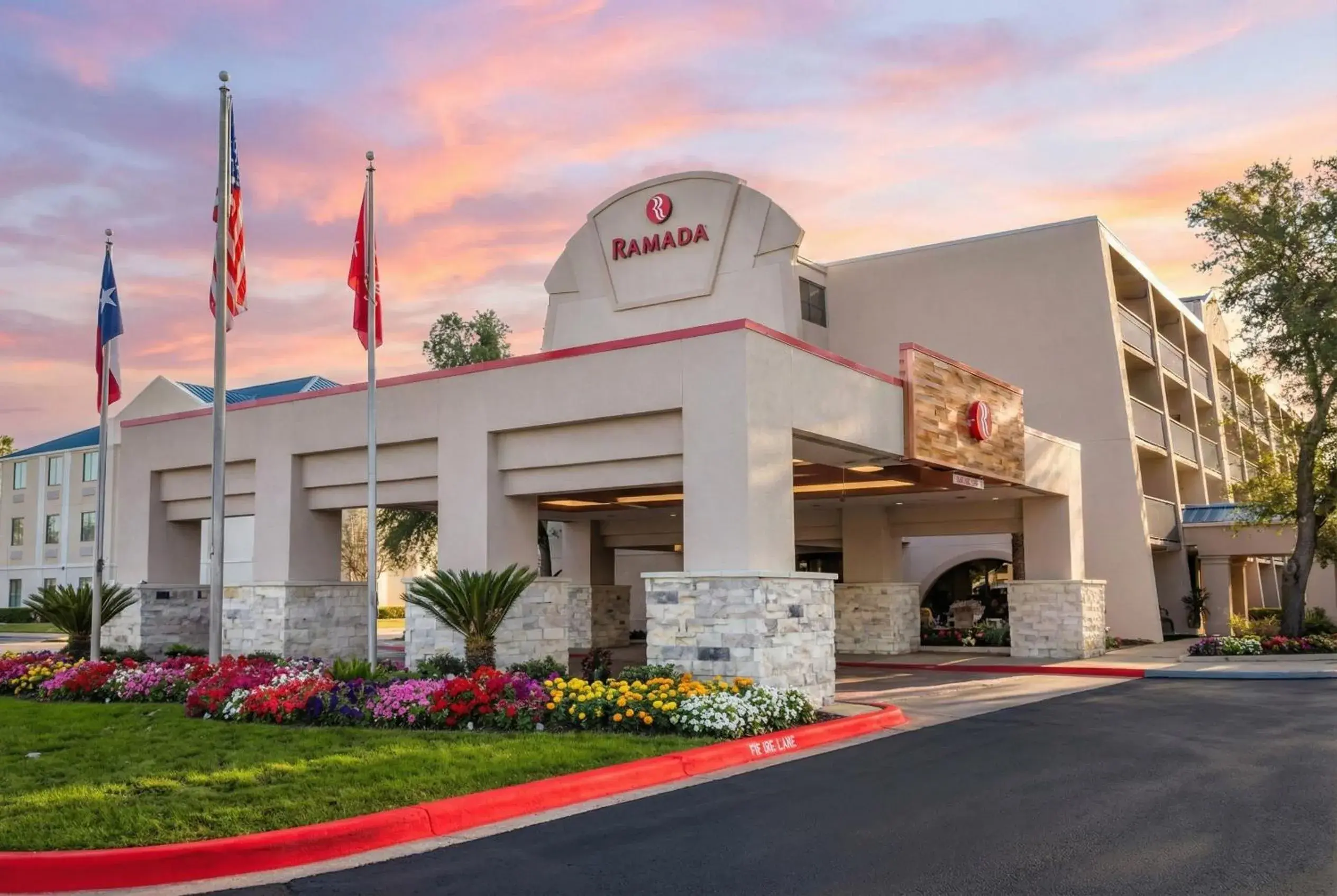 Property building in Ramada by Wyndham Austin South Property building in Ramada by Wyndham Austin South