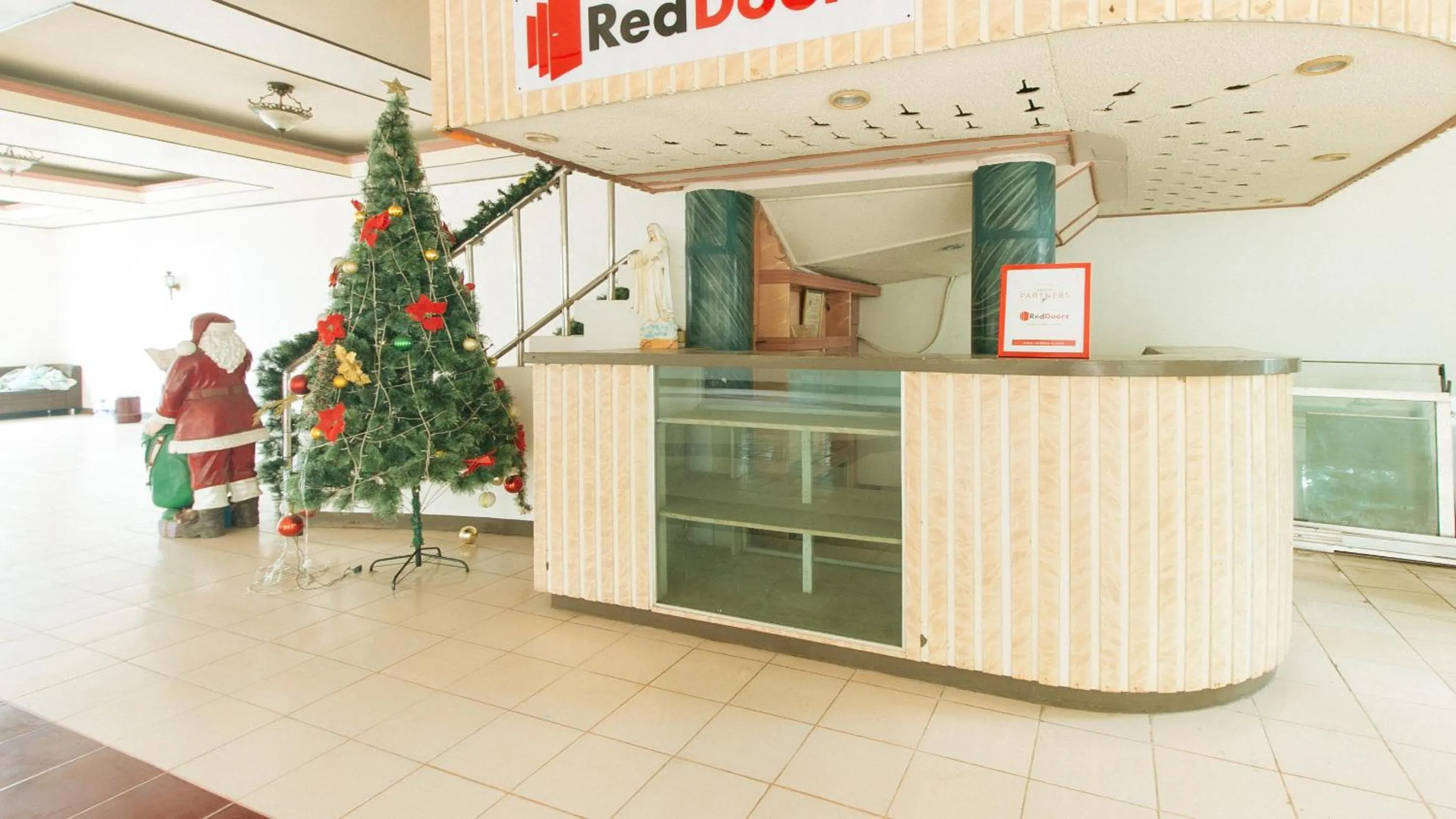Lobby or reception in RedDoorz at Royal Grande Beach Resort Batangas