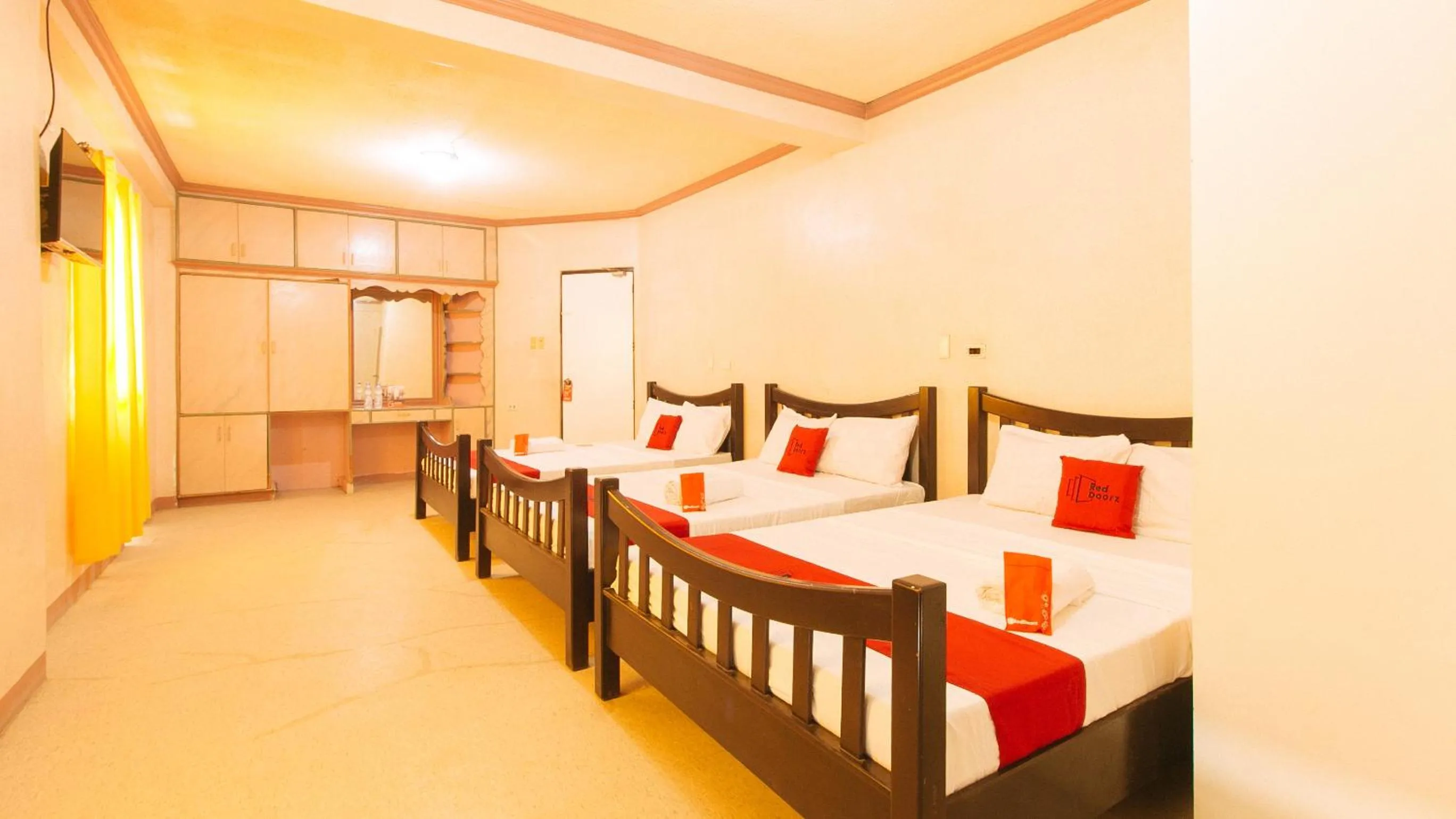 Bed in RedDoorz at Royal Grande Beach Resort Batangas