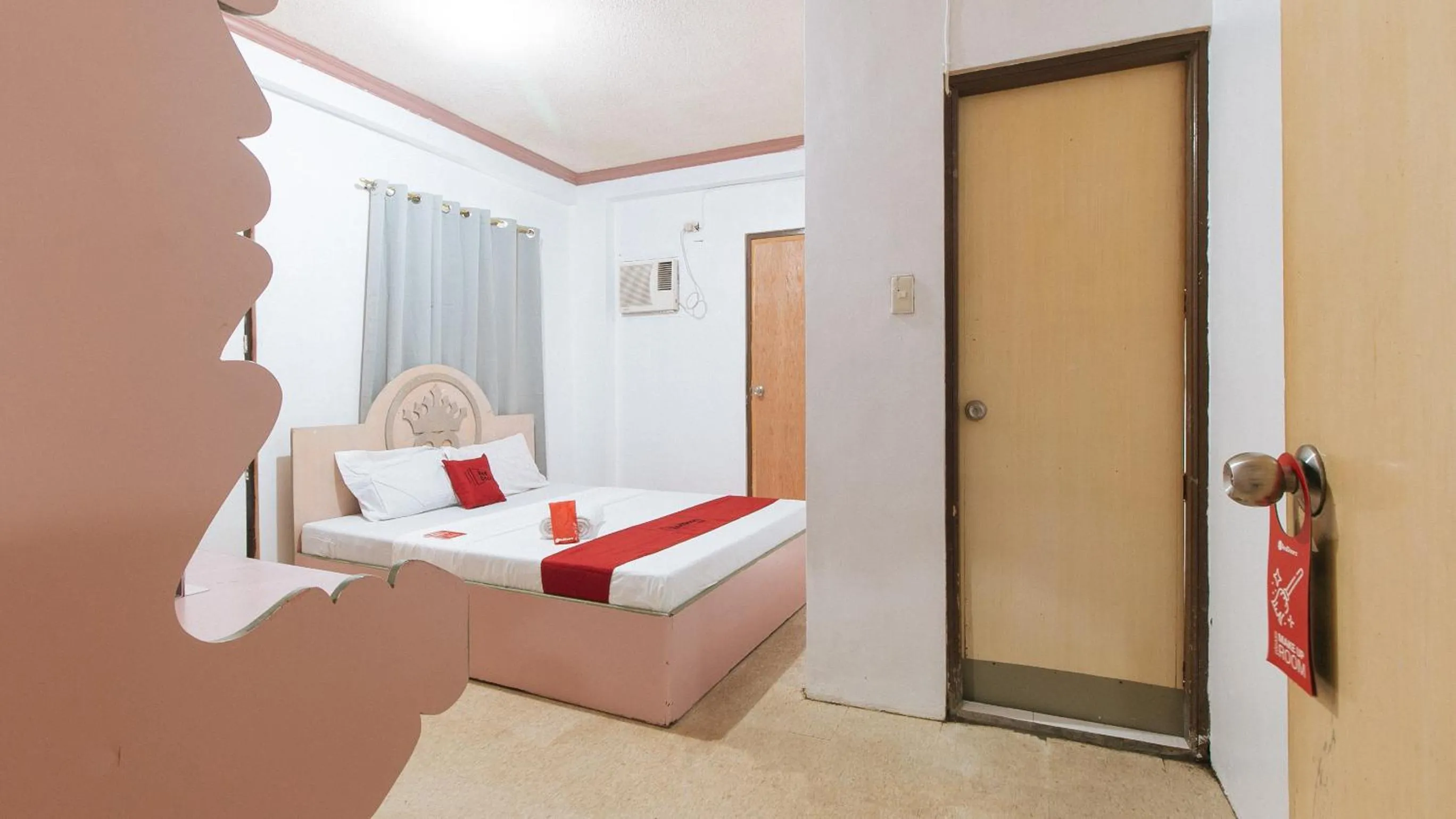 Bed in RedDoorz at Royal Grande Beach Resort Batangas