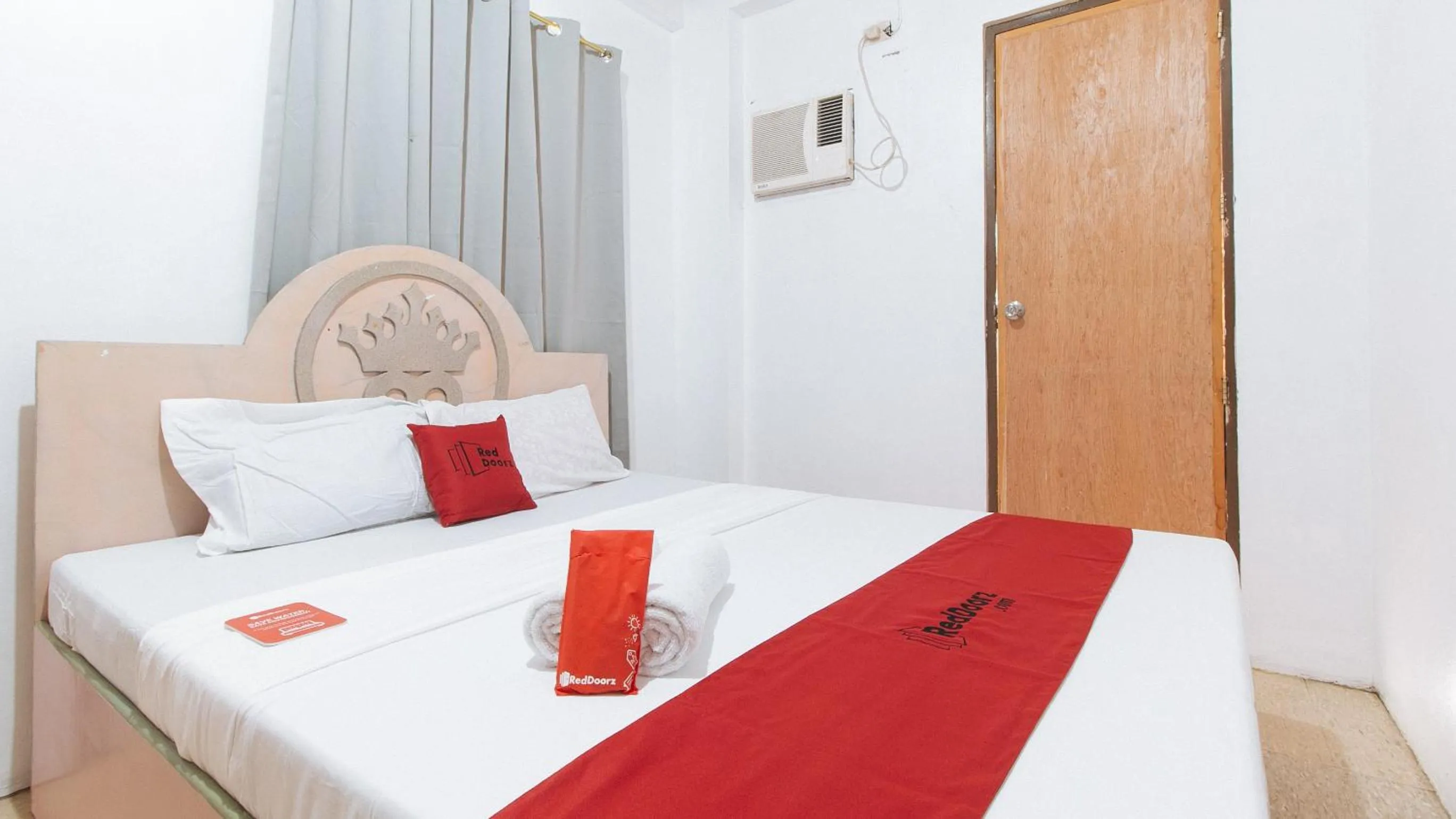 Bed in RedDoorz at Royal Grande Beach Resort Batangas