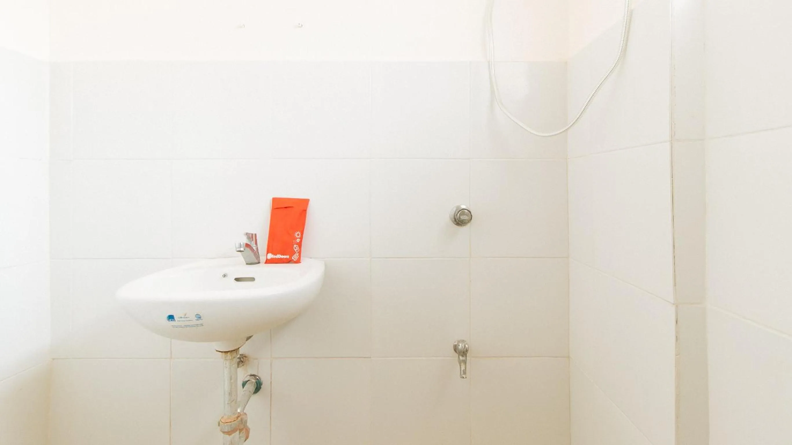 Shower in RedDoorz at Royal Grande Beach Resort Batangas