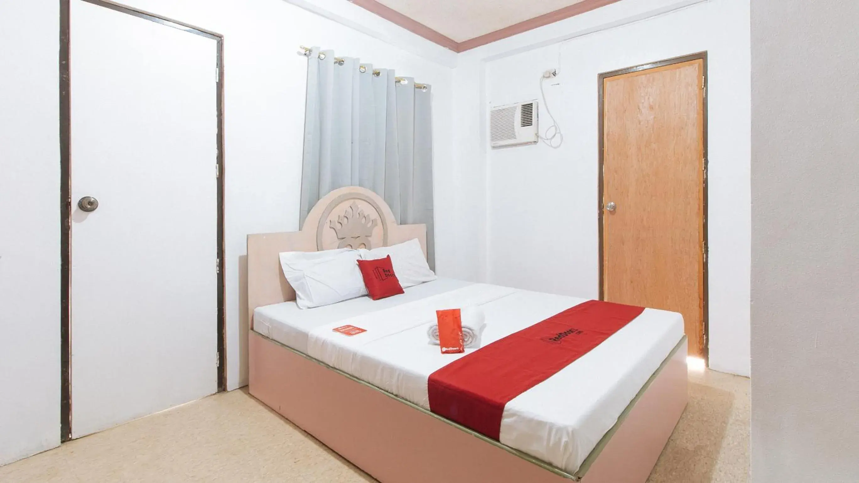Queen Room in RedDoorz at Royal Grande Beach Resort Batangas Queen Room in RedDoorz at Royal Grande Beach Resort Batangas