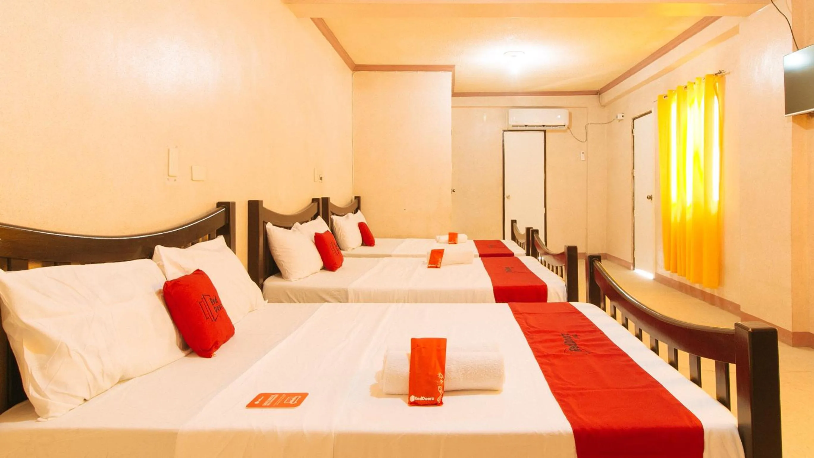 Bed in RedDoorz at Royal Grande Beach Resort Batangas