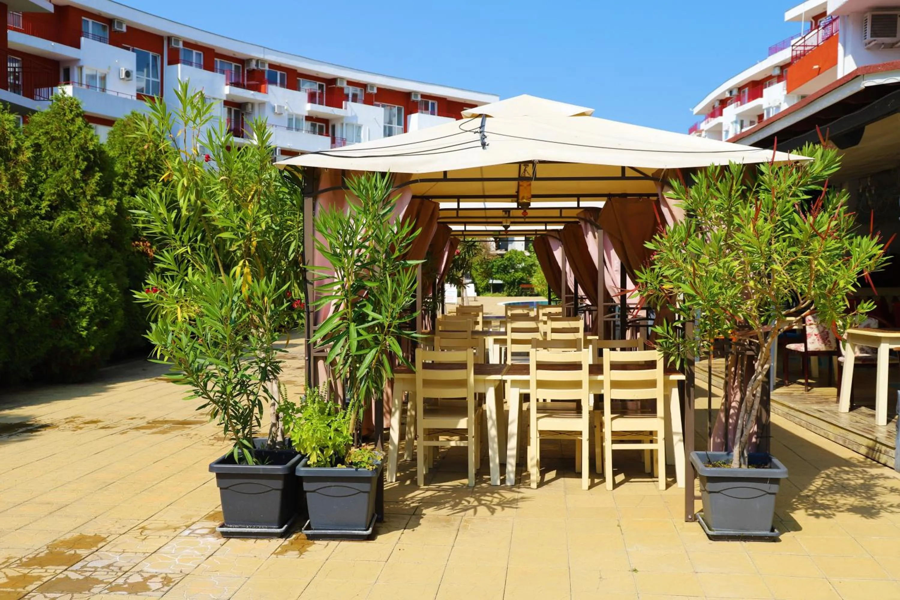 Restaurant/places to eat in Fort Noks - Menada Apartments