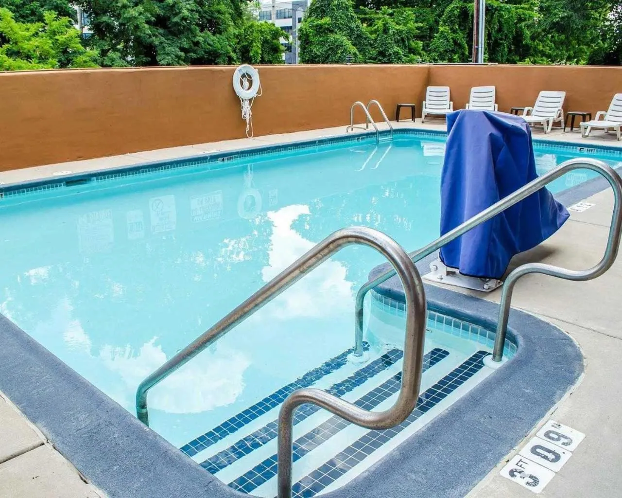 Swimming pool in Comfort Inn Mechanicsburg - Harrisburg South