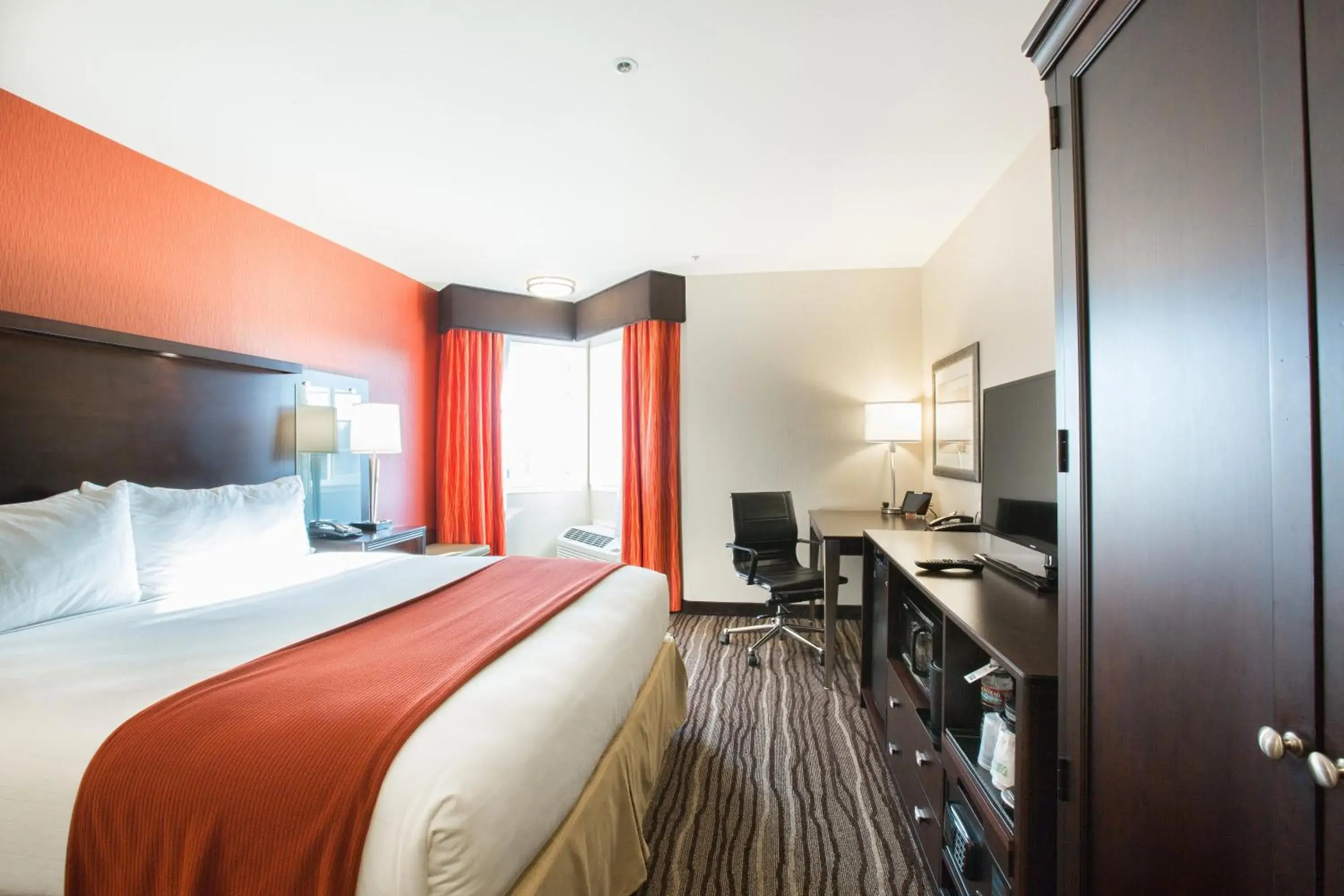 Photo of the whole room, Bed in Holiday Inn Express Mountain View South Palo Alto by IHG Photo of the whole room, Bed in Holiday Inn Express Mountain View South Palo Alto by IHG