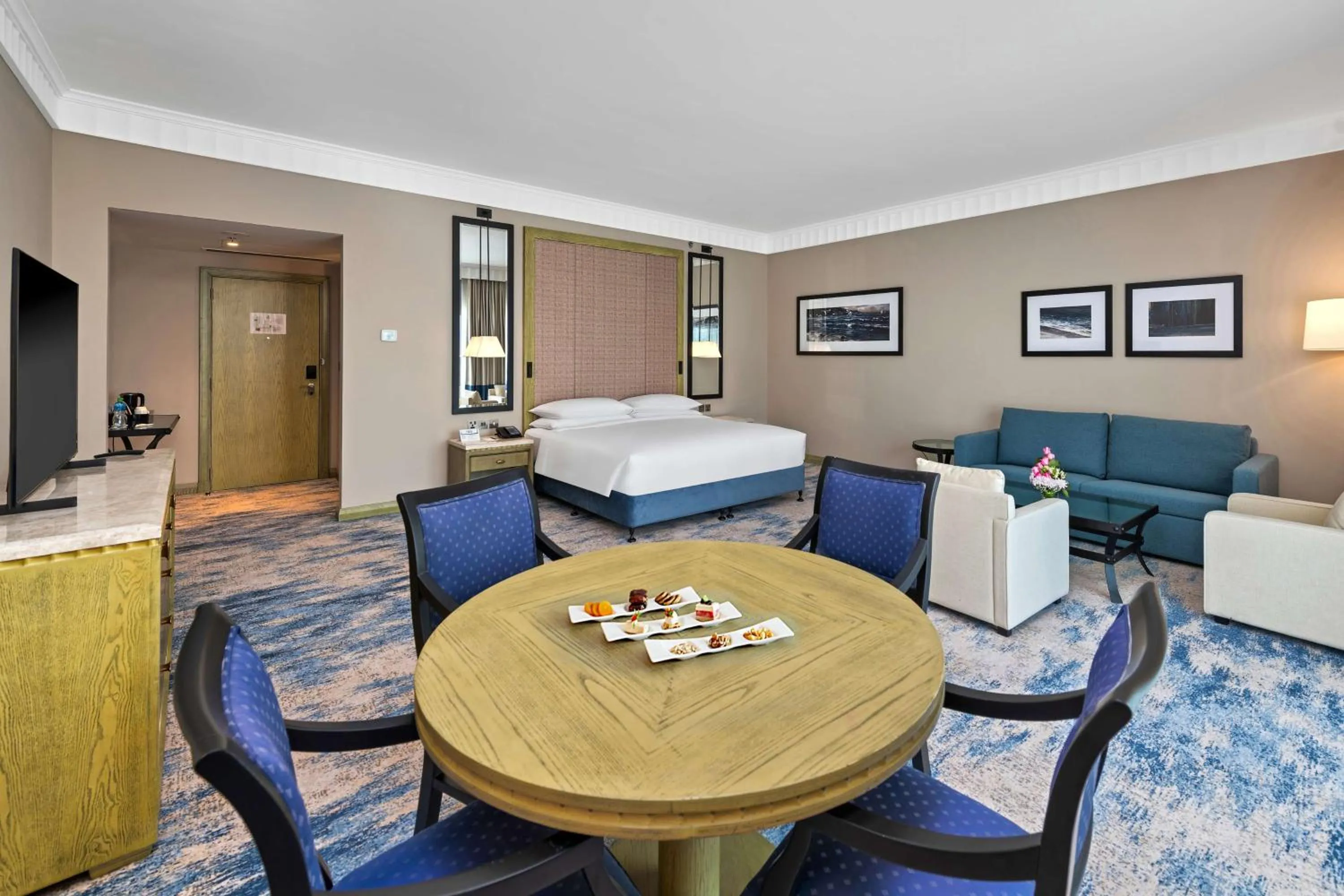 Living room, Bed in Hilton Salalah Resort