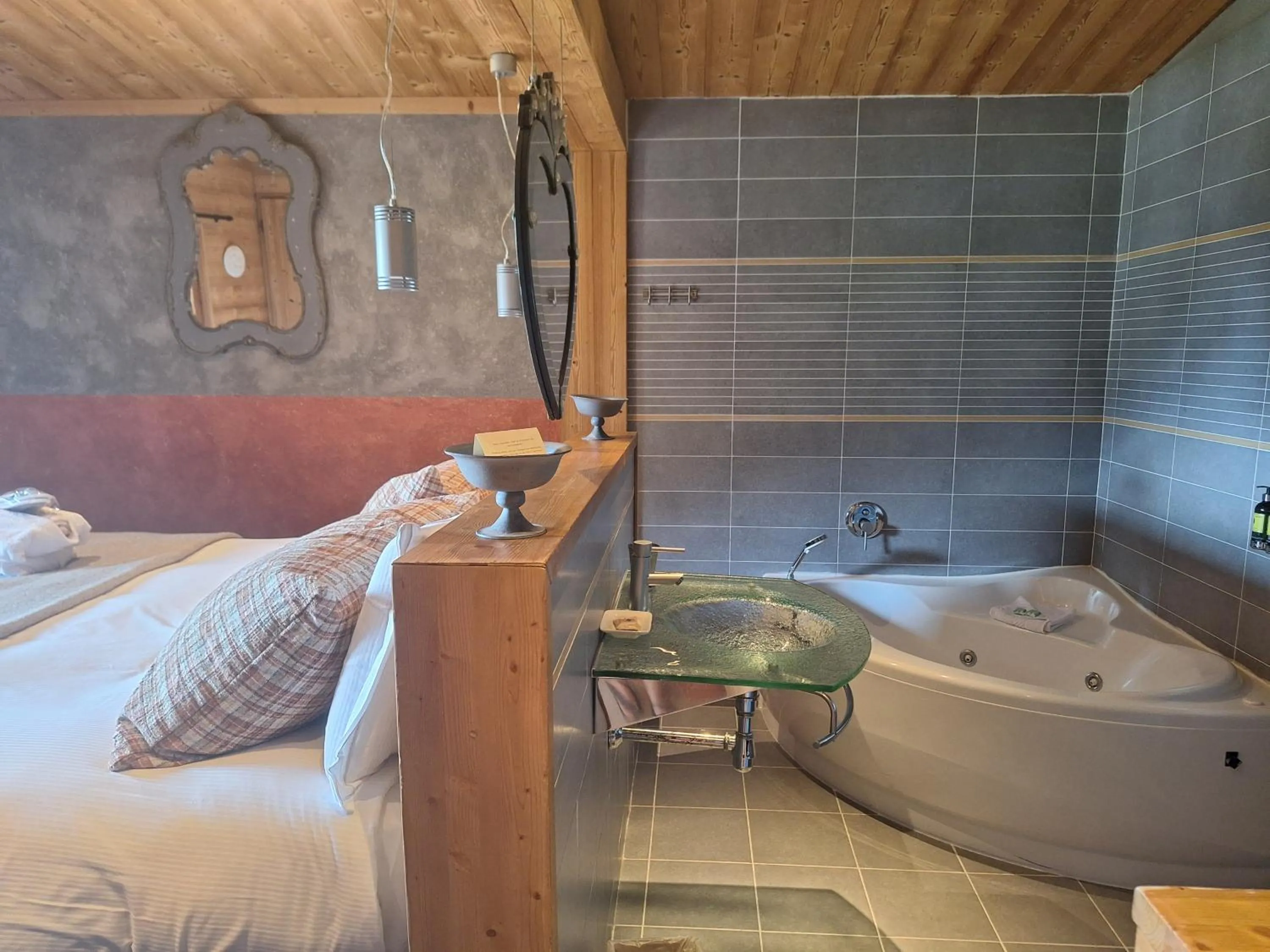 Hot Tub, Bed in Les Grands Montets Hotel & Spa