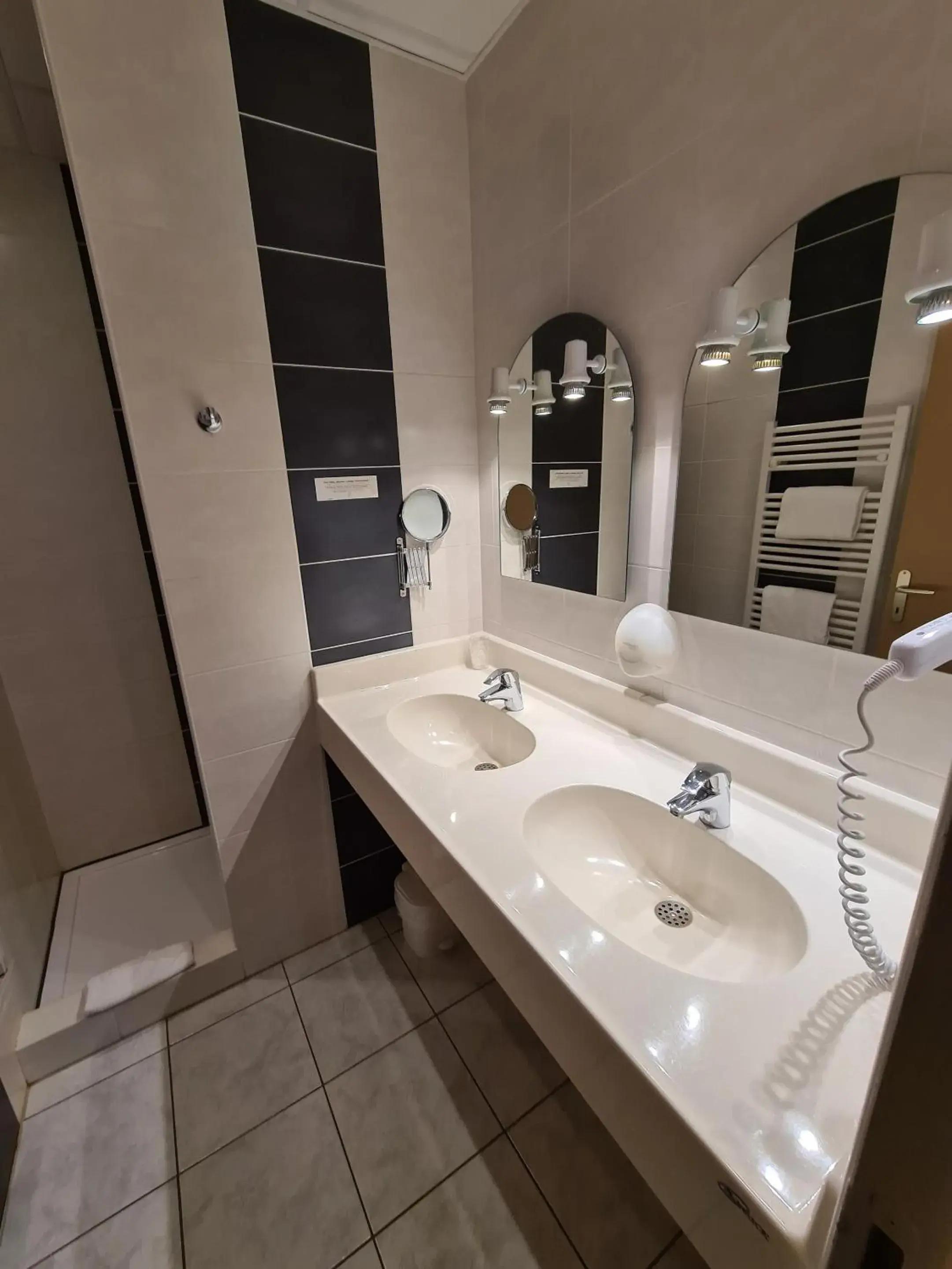 Bathroom in HOSTELLERIE du CANTAL Bathroom in HOSTELLERIE du CANTAL