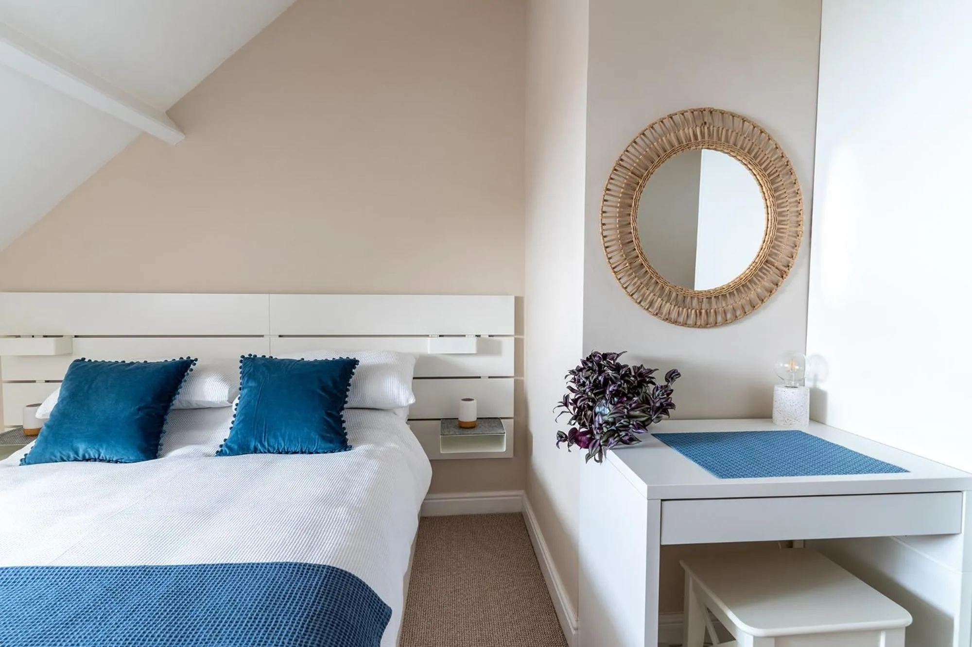 Bedroom, Bed in Stowaways Loft