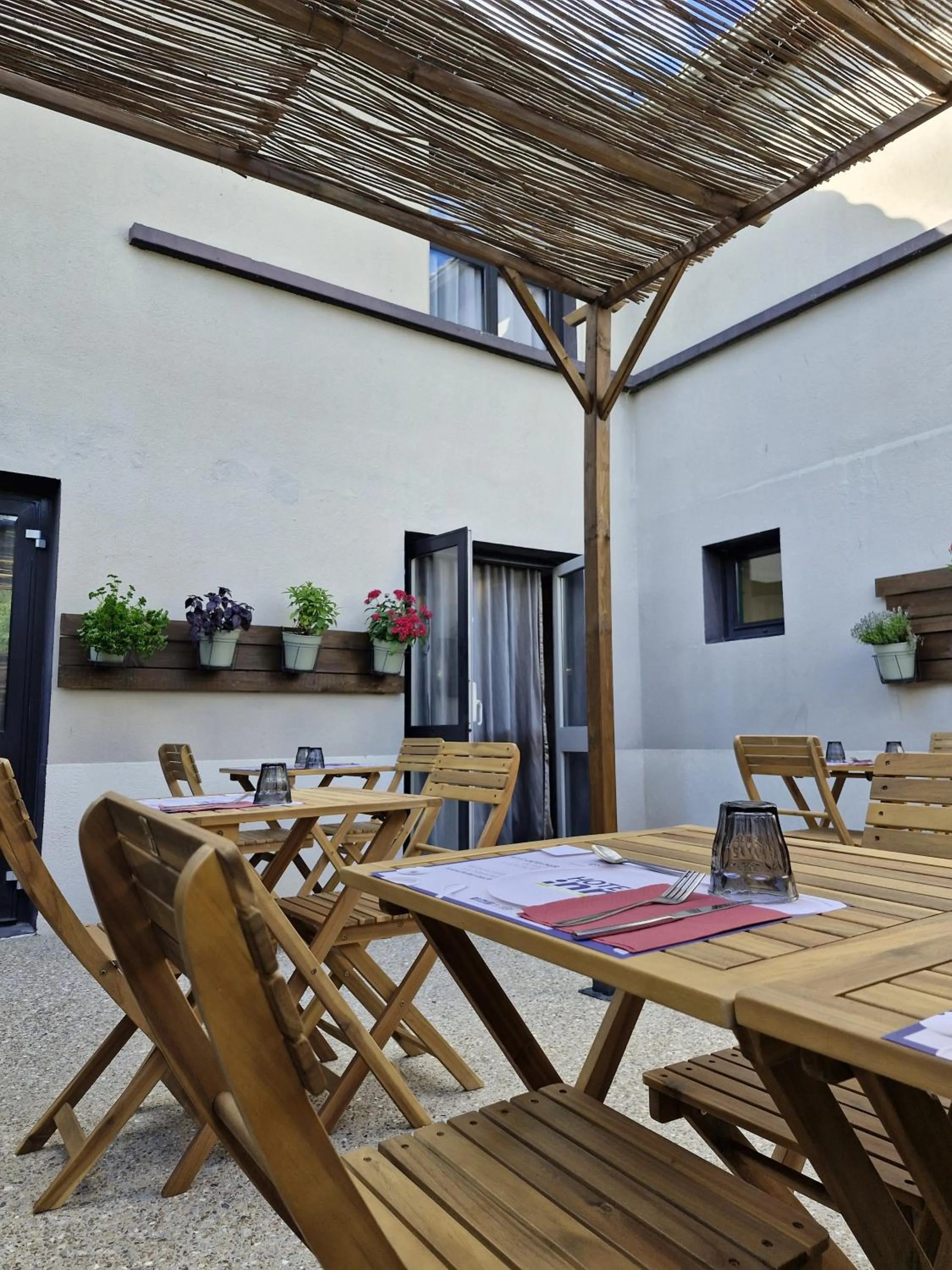 Patio in Hôtel Inn Design - Restaurant L'Escale