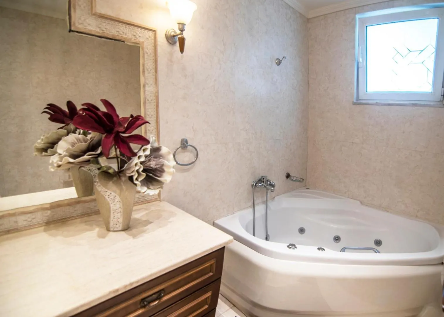 Akrata's Elegant Luxury Suite