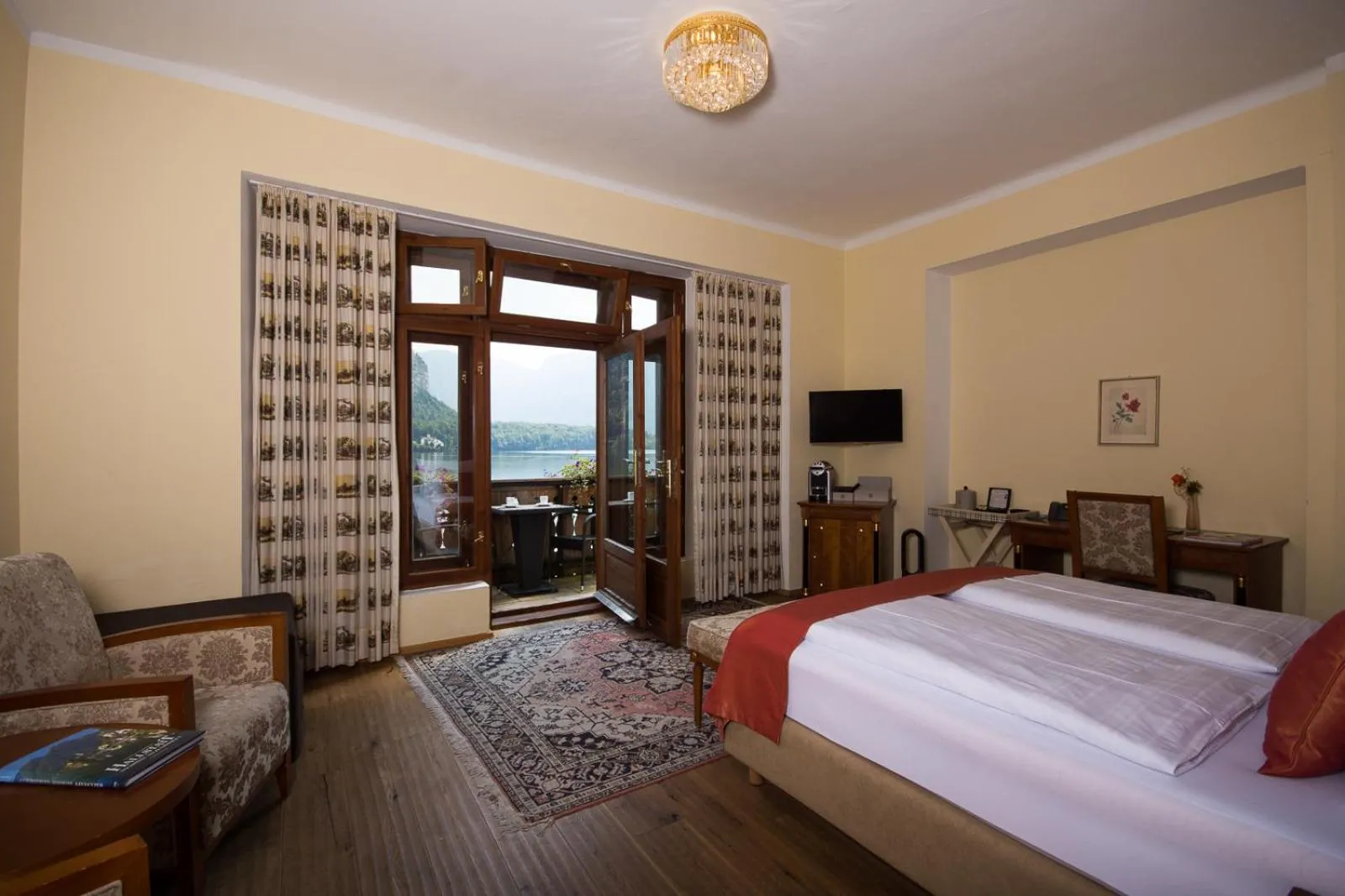 Photo of the whole room, Bed in Seehotel Grüner Baum