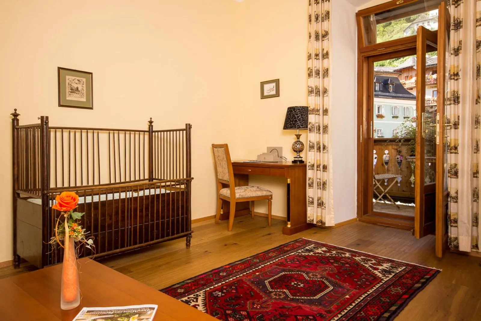 Living room, Bed in Seehotel Grüner Baum