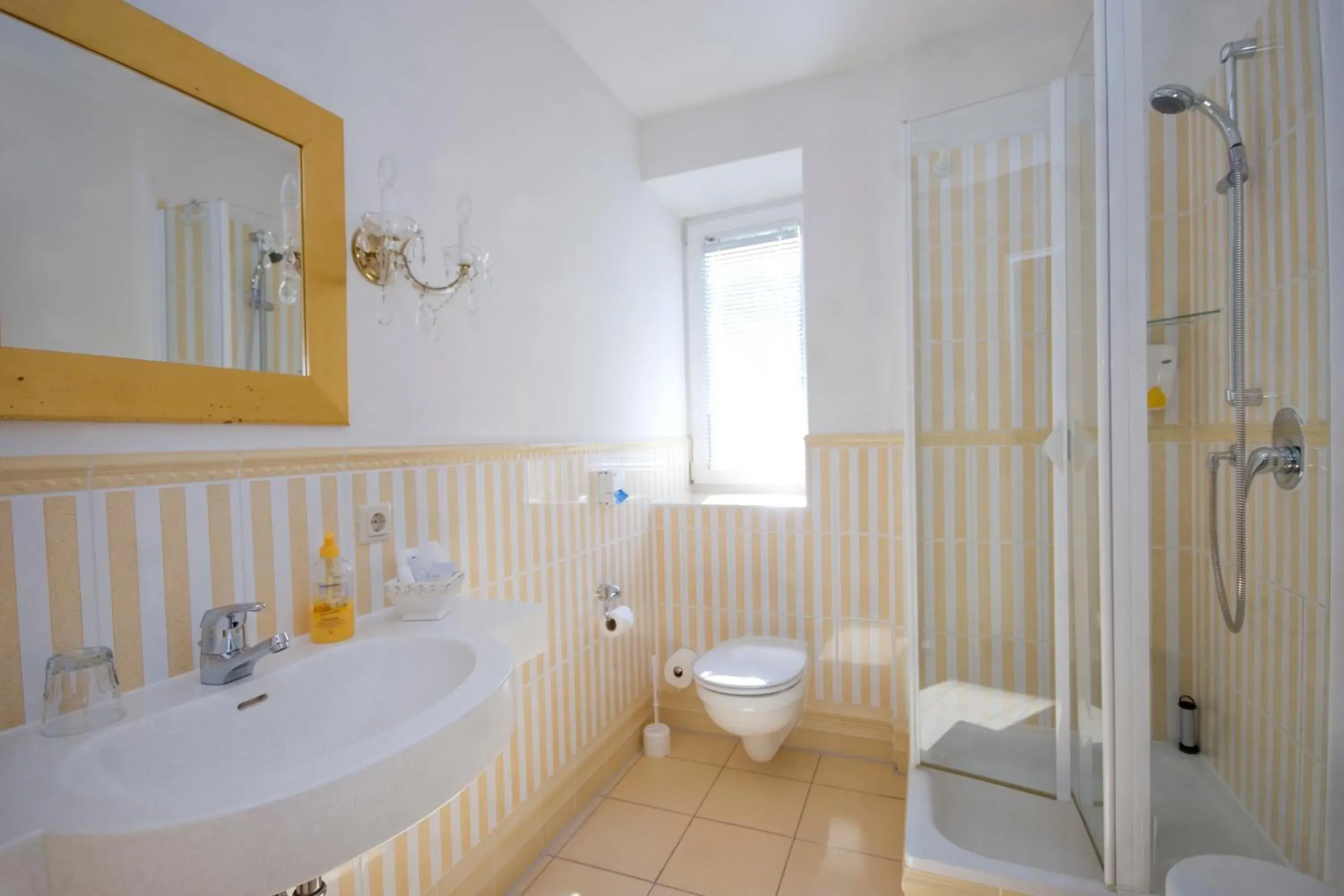 Double Room Hillside/Street - single occupancy in Hotel Burgblick, bei Burghausen Double Room Hillside/Street - single occupancy in Hotel Burgblick, bei Burghausen