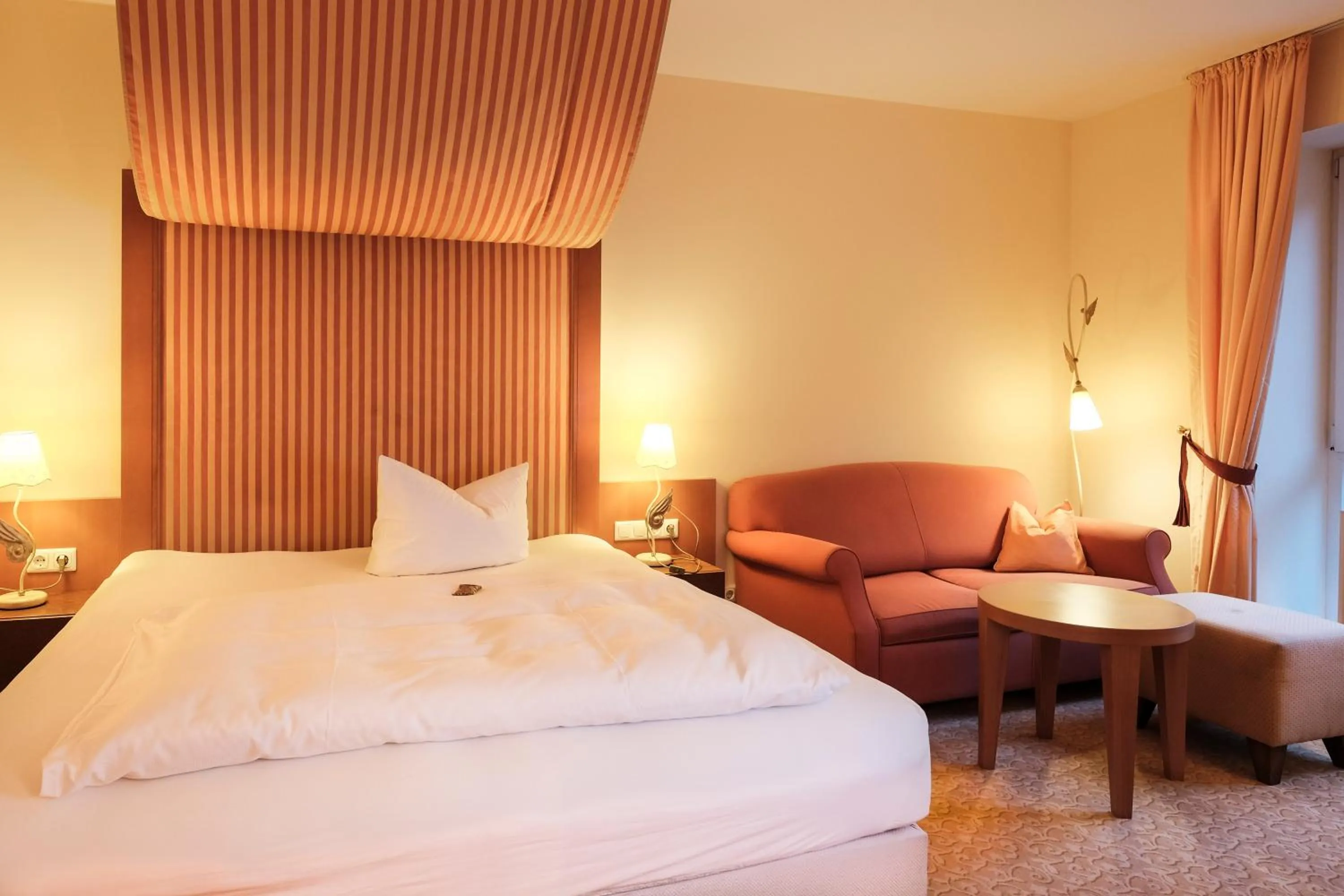 Bedroom, Bed in Hotel Burgblick, bei Burghausen