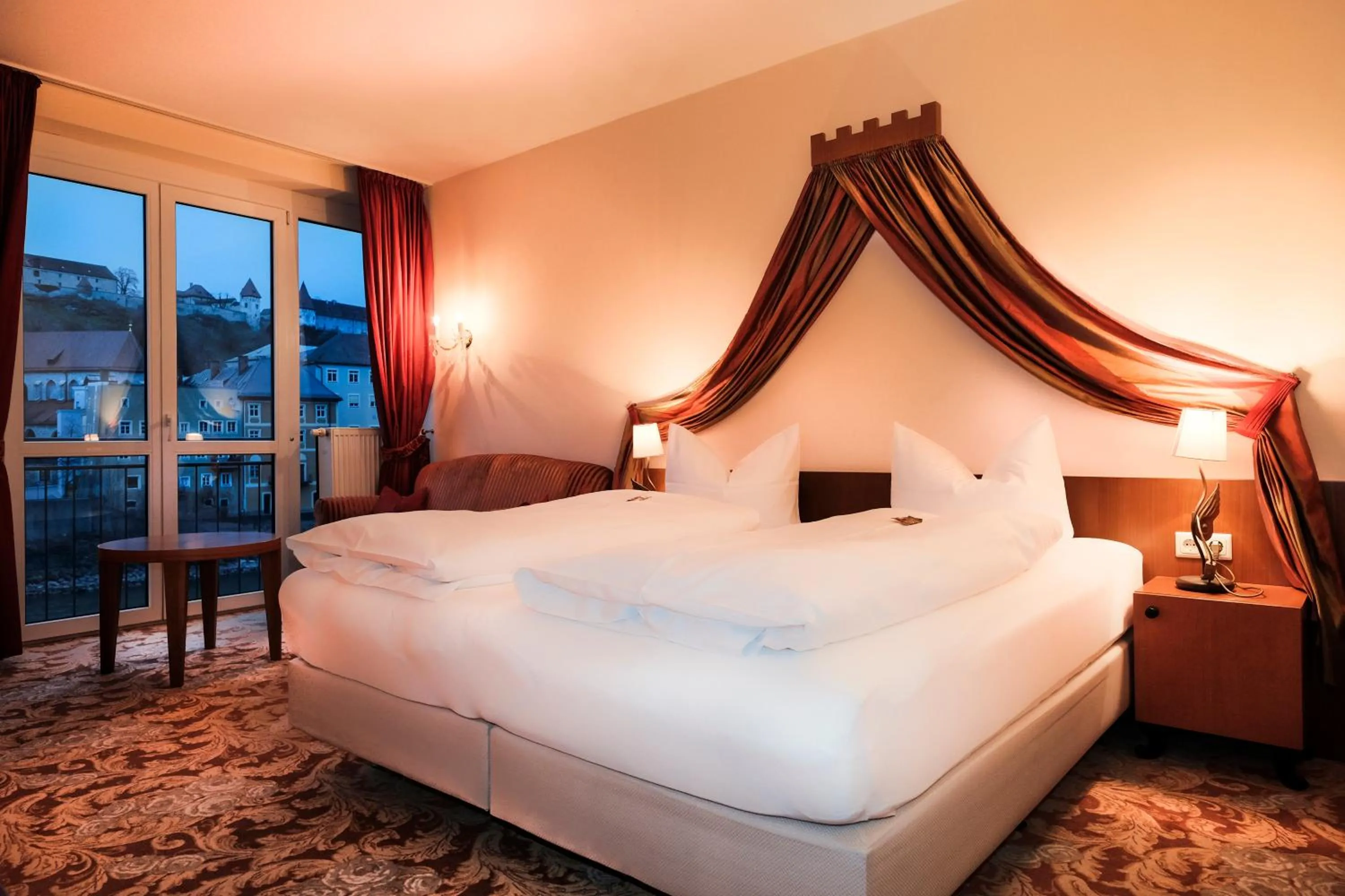 Bedroom, Bed in Hotel Burgblick, bei Burghausen