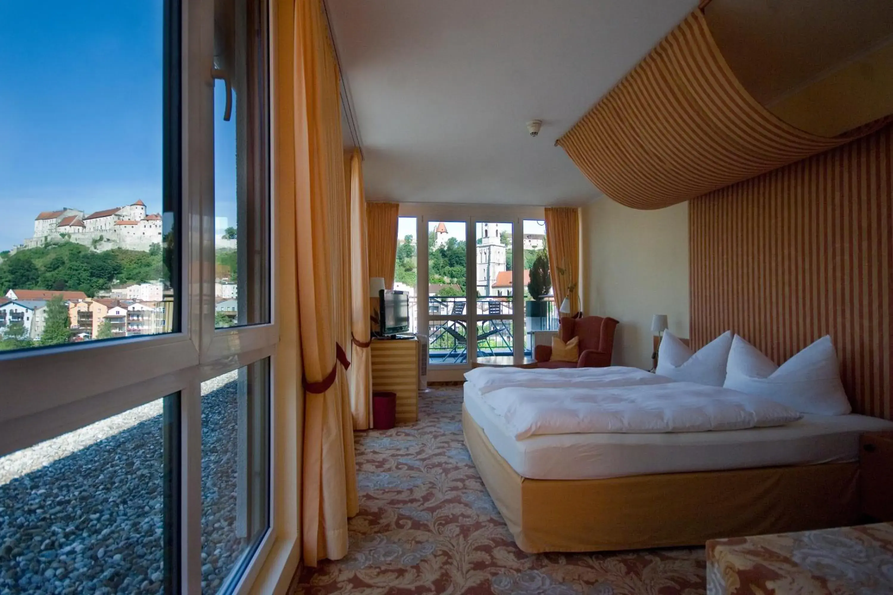 Junior Suite with Balcony - single occupancy in Hotel Burgblick, bei Burghausen Junior Suite with Balcony - single occupancy in Hotel Burgblick, bei Burghausen