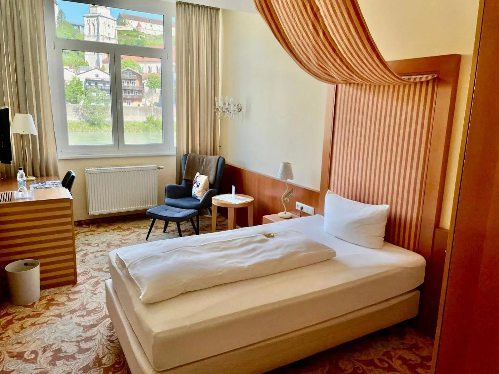 Bed in Hotel Burgblick, bei Burghausen