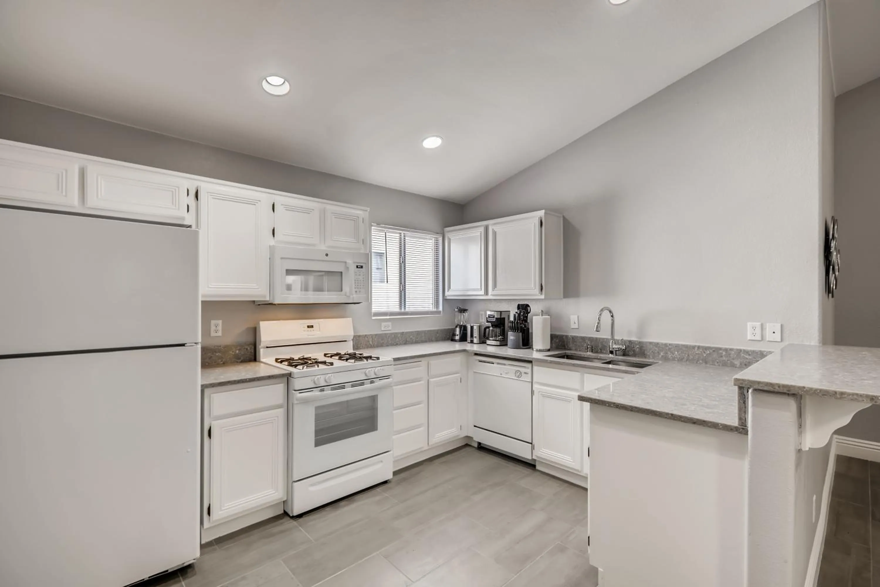 Kitchen or kitchenette in Luxurious House With A Pool, Spa, and Patio, Sleeps 6 Comfortably