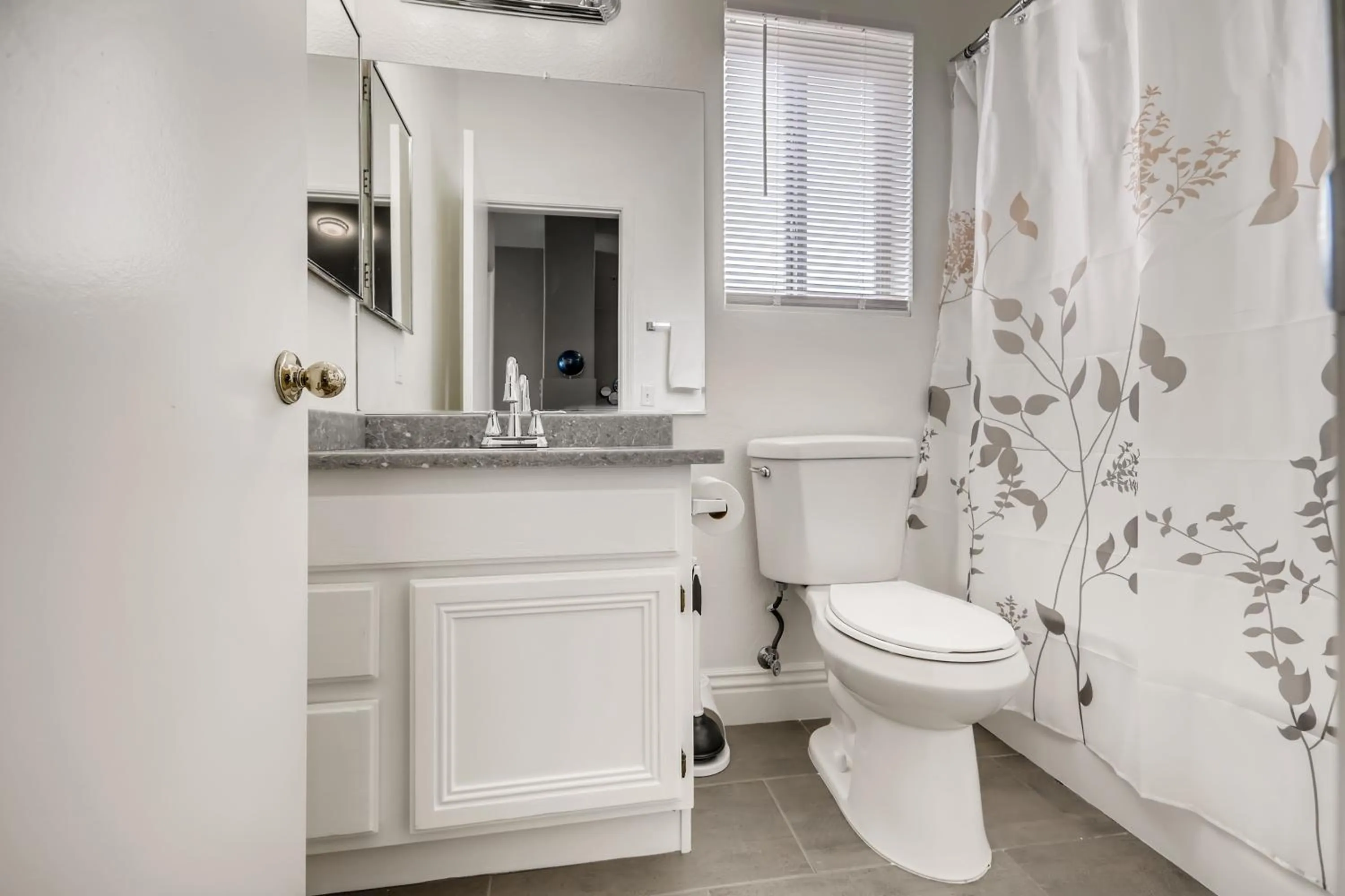 Bathroom in Luxurious House With A Pool, Spa, and Patio, Sleeps 6 Comfortably