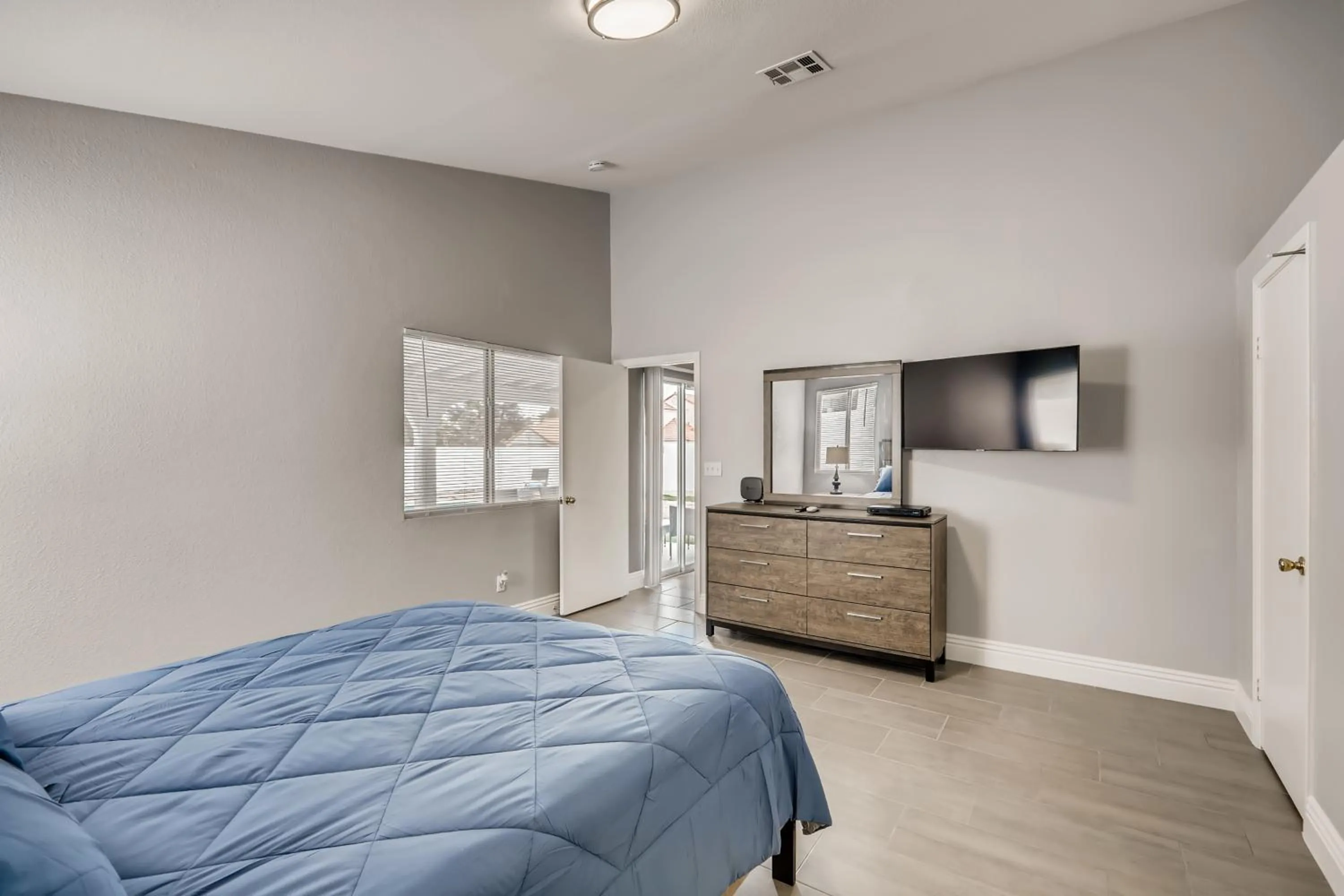 TV and multimedia, Bed in Luxurious House With A Pool, Spa, and Patio, Sleeps 6 Comfortably