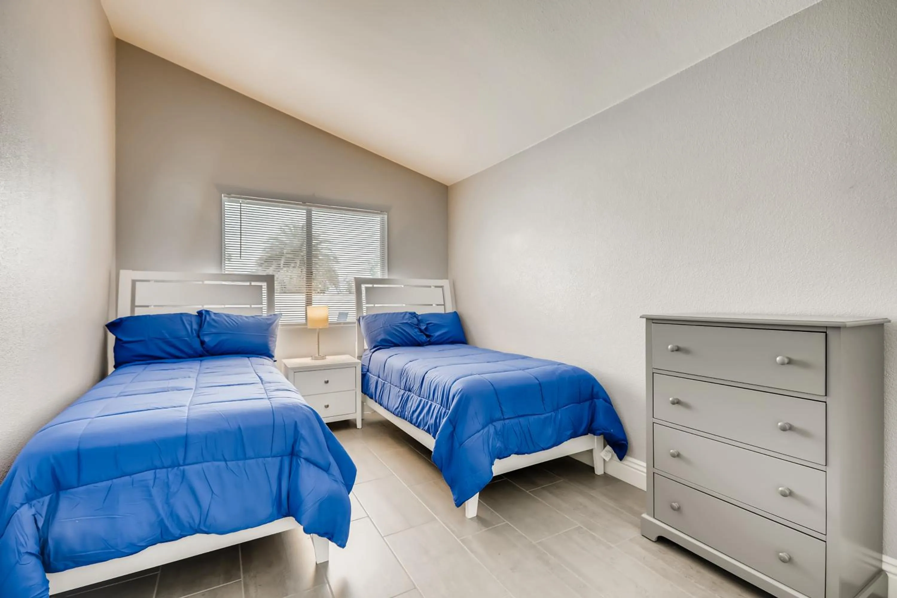 Bed in Luxurious House With A Pool, Spa, and Patio, Sleeps 6 Comfortably