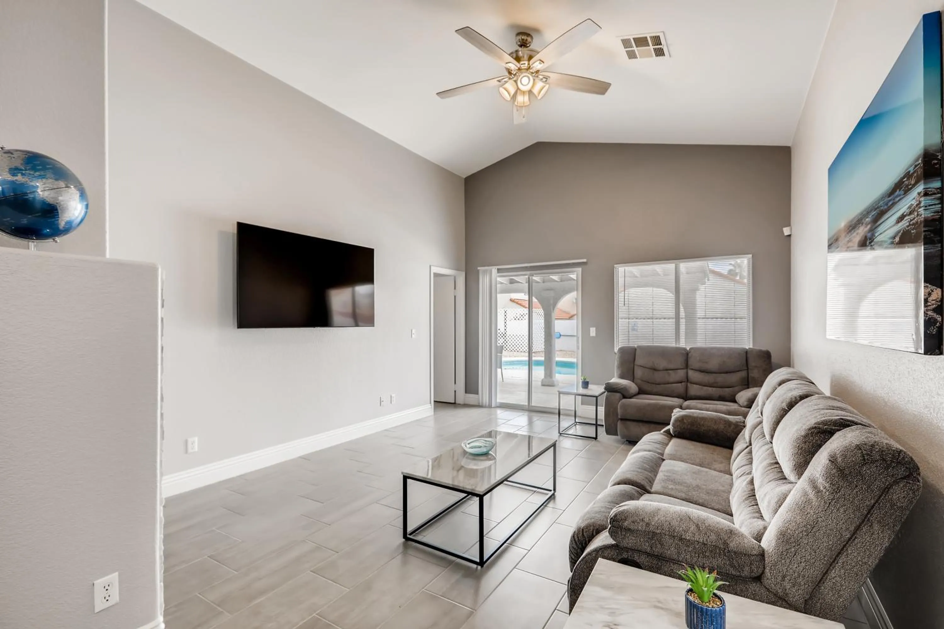 TV and multimedia in Luxurious House With A Pool, Spa, and Patio, Sleeps 6 Comfortably