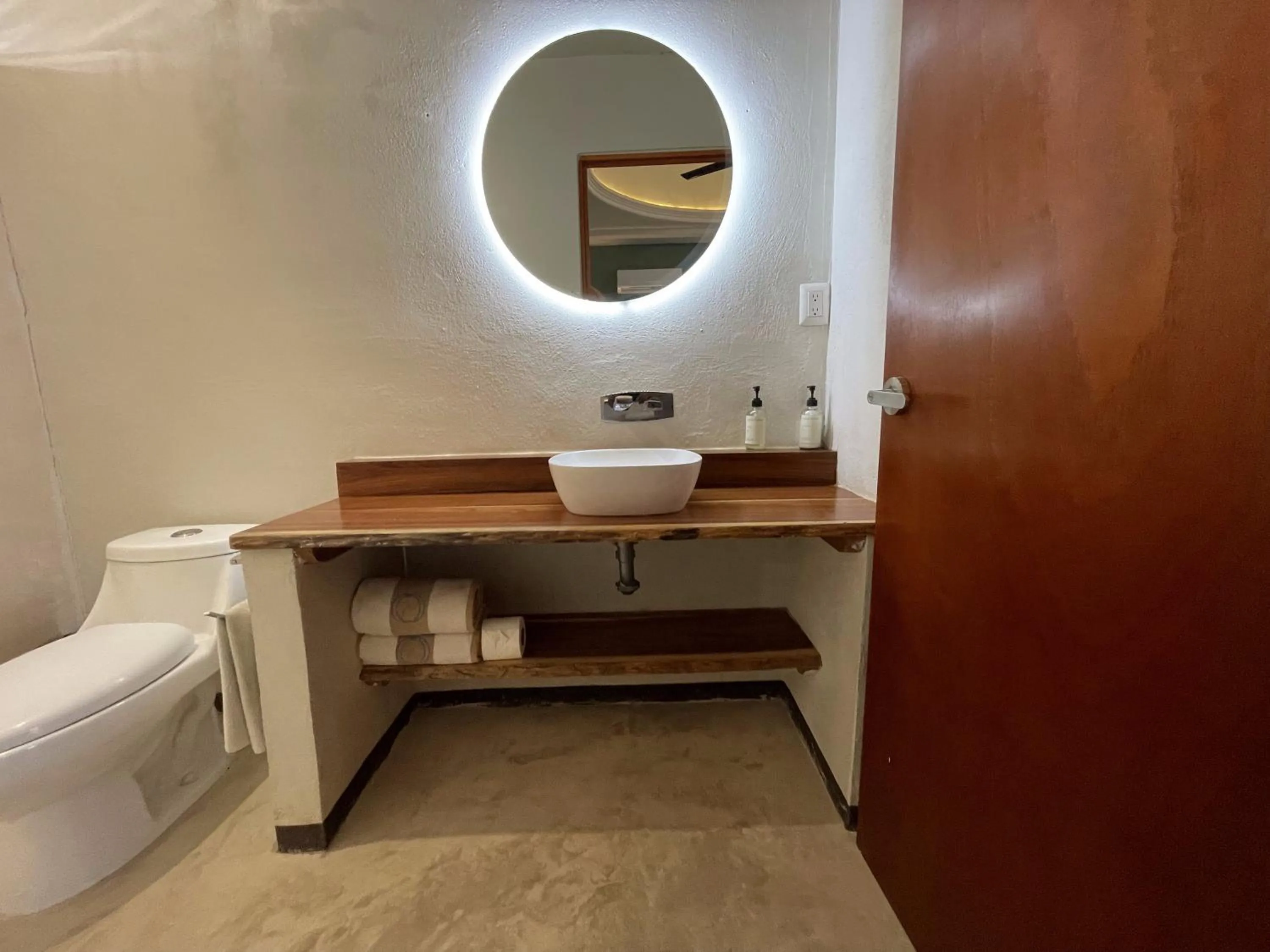 Toilet in Hotel Circulo Bacalar