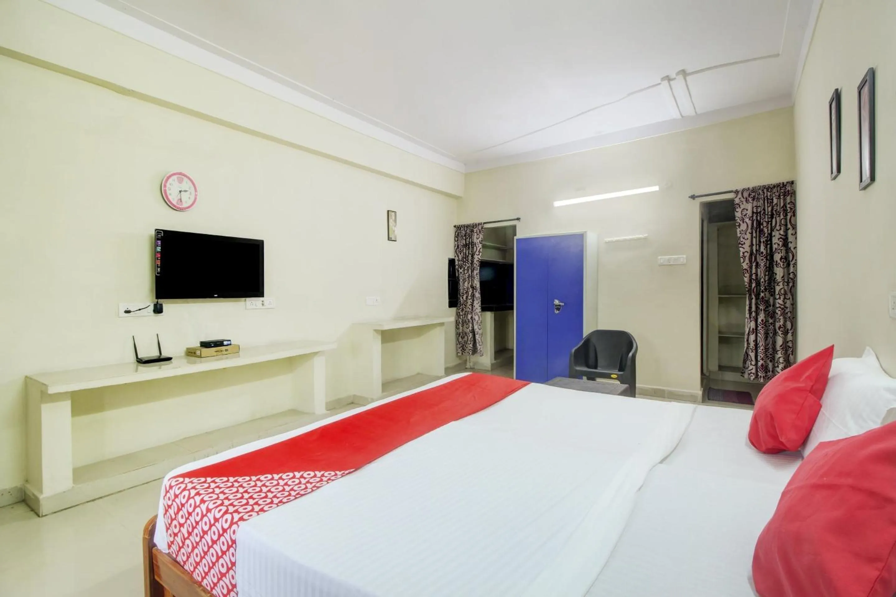 Lobby or reception, Bed in Hotel O HAPPY RESIDENCY