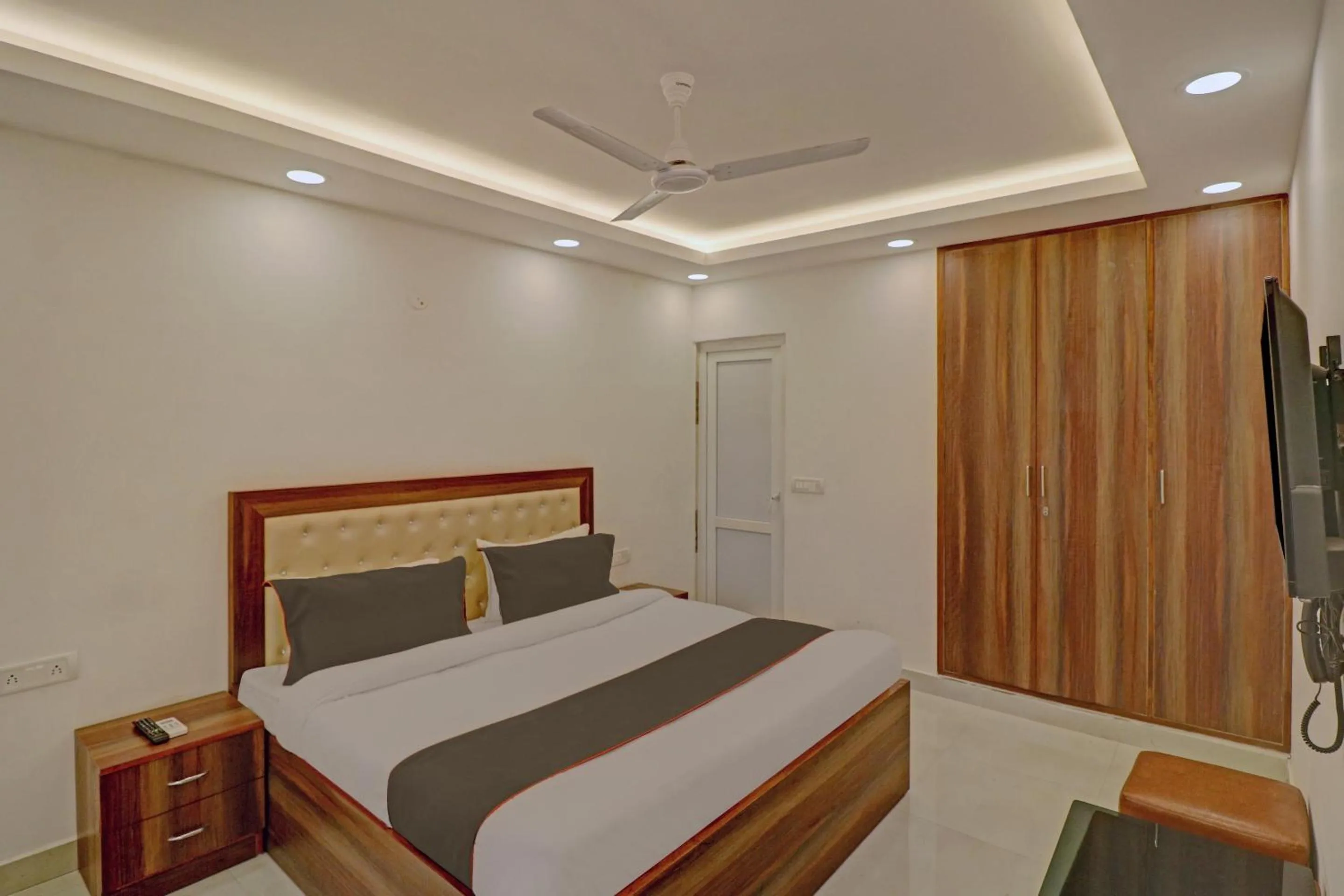 Bedroom, Bed in Super Collection O Spot Light Near Tughlakabad Station Metro Station