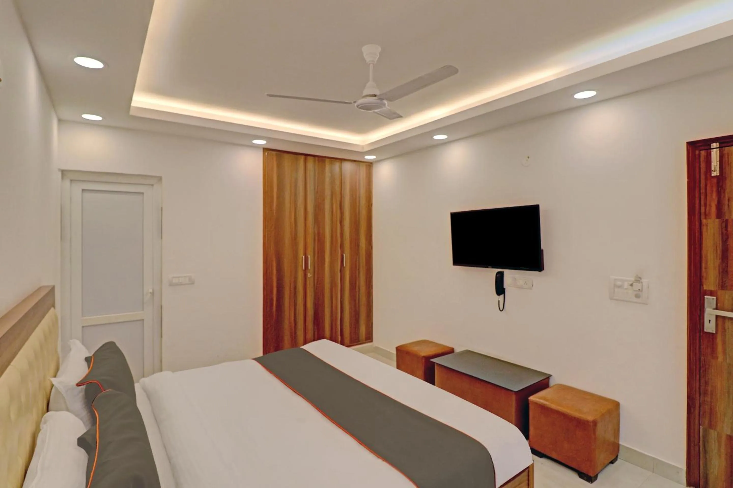 Bedroom, Bed in Super Collection O Spot Light Near Tughlakabad Station Metro Station