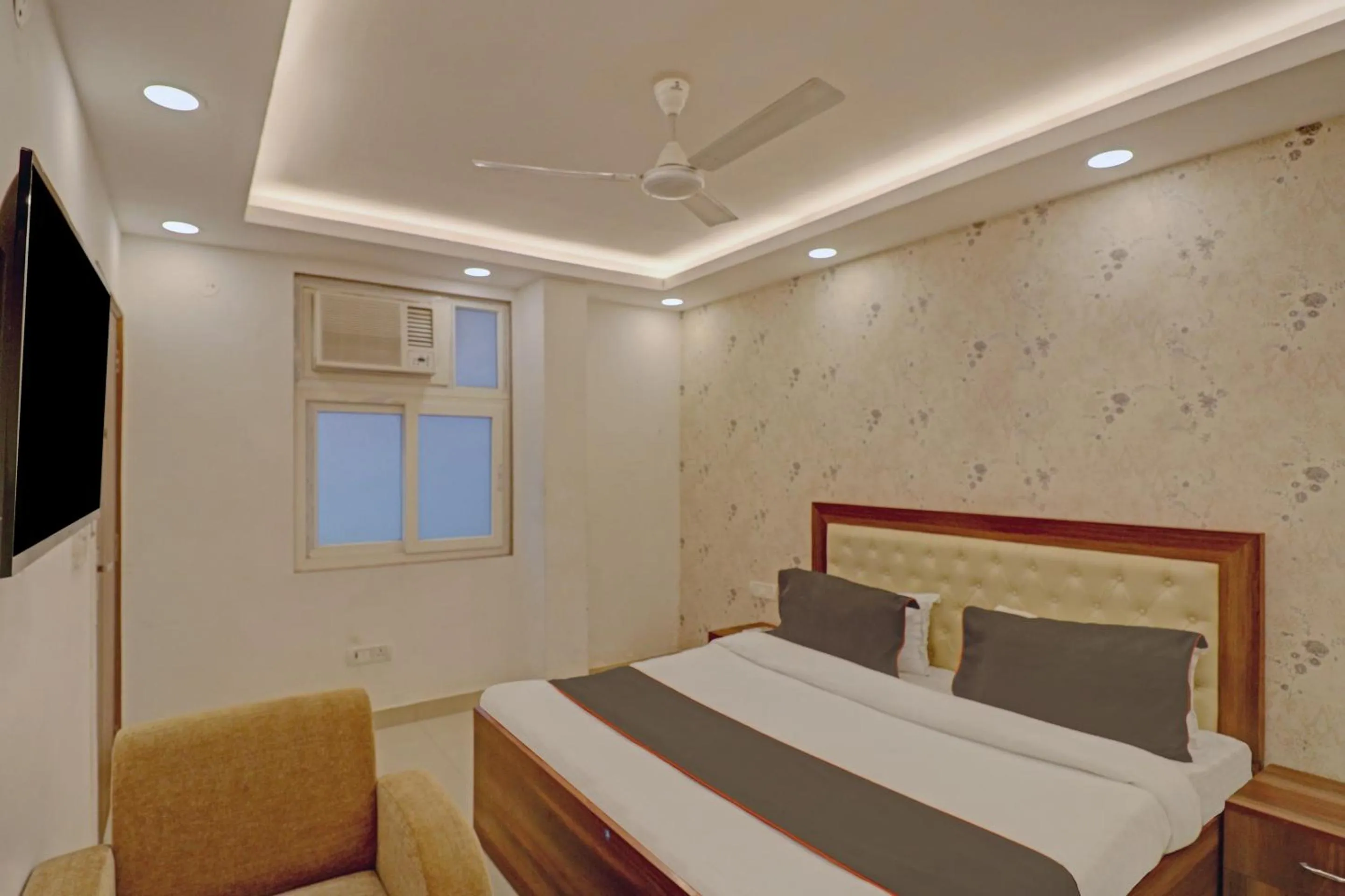Bedroom, Bed in Super Collection O Spot Light Near Tughlakabad Station Metro Station