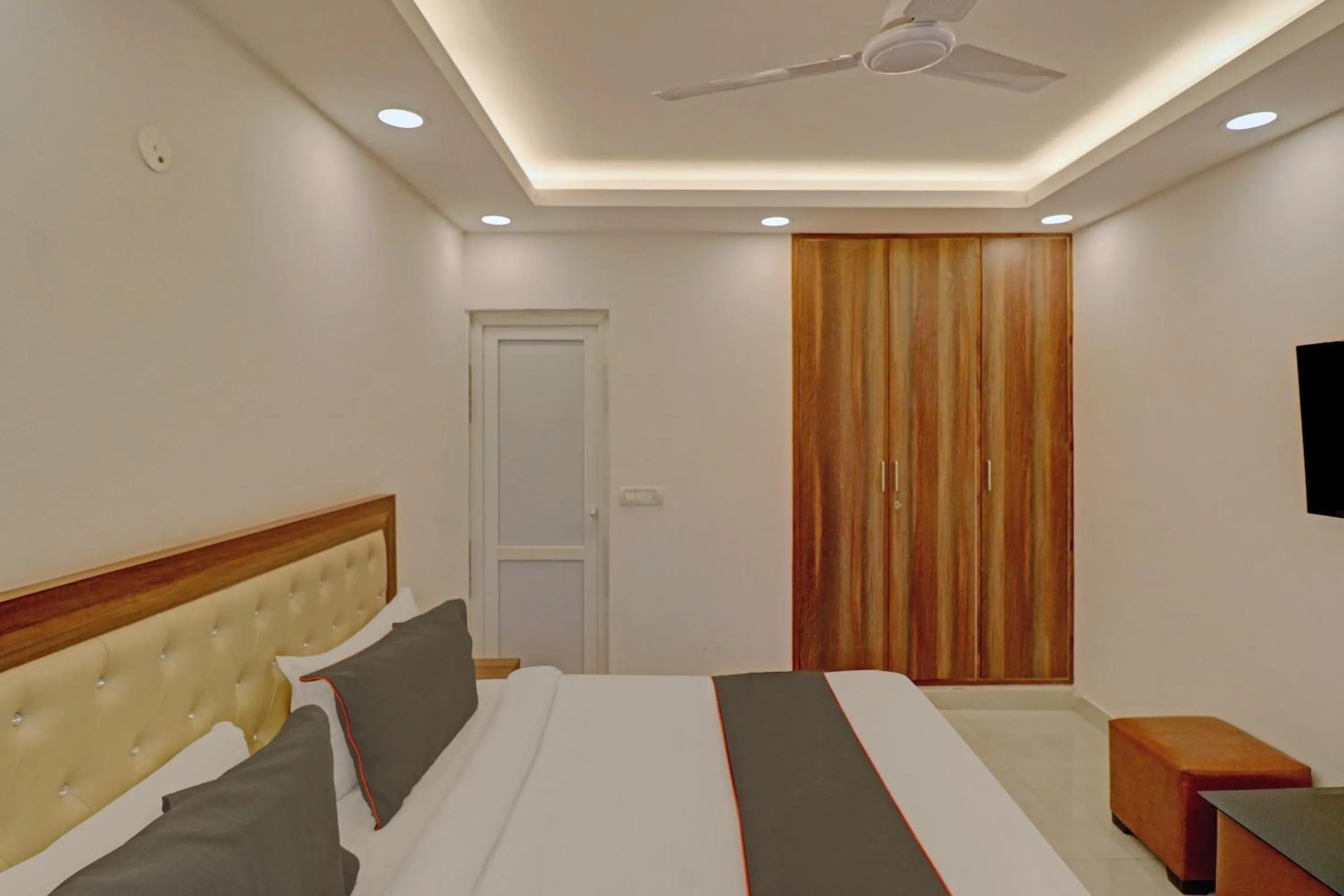 Bedroom, Bed in Super Collection O Spot Light Near Tughlakabad Station Metro Station