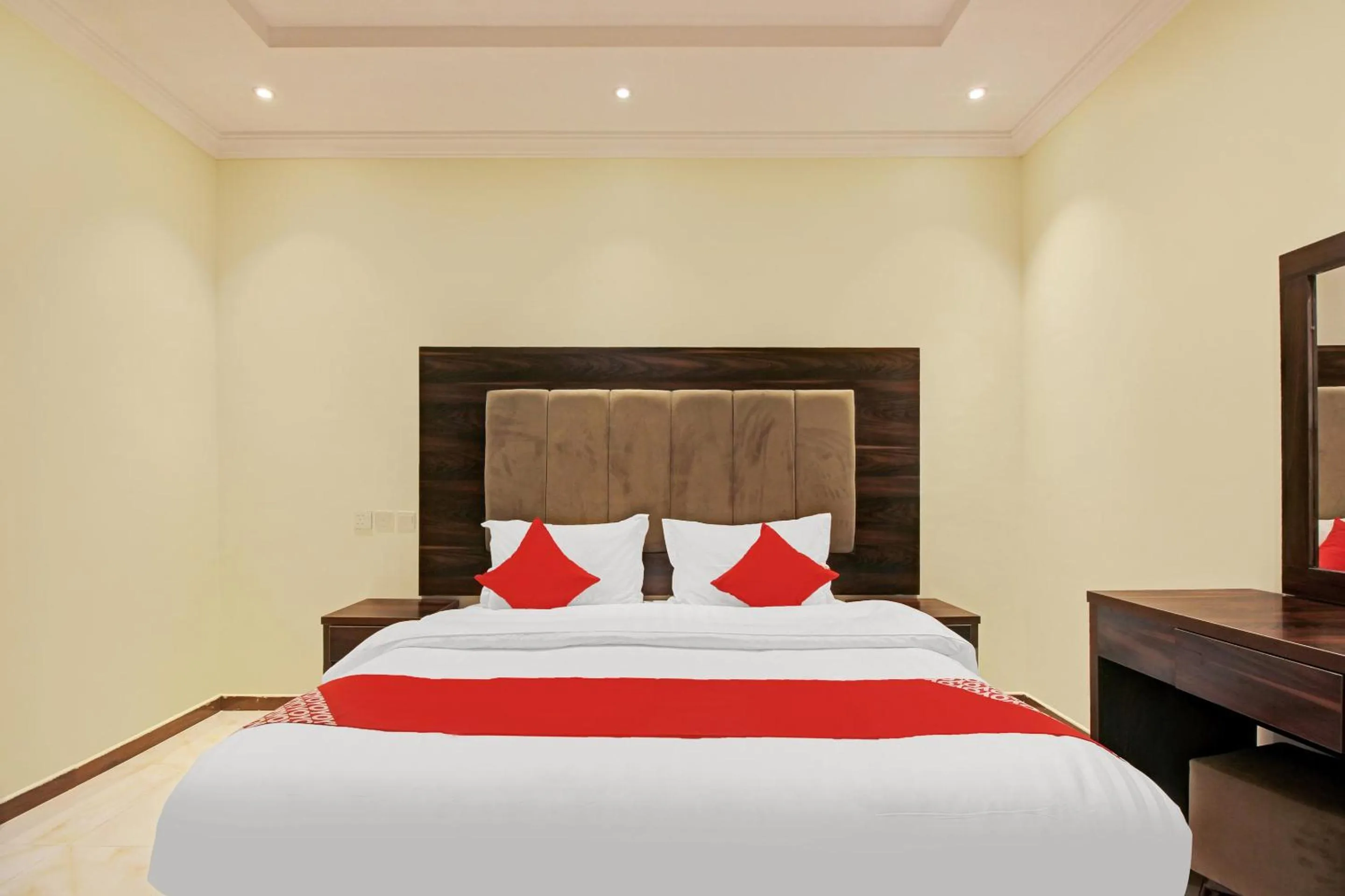 Bedroom, Bed in Al Tamayoz Al Raqi - Hiraa