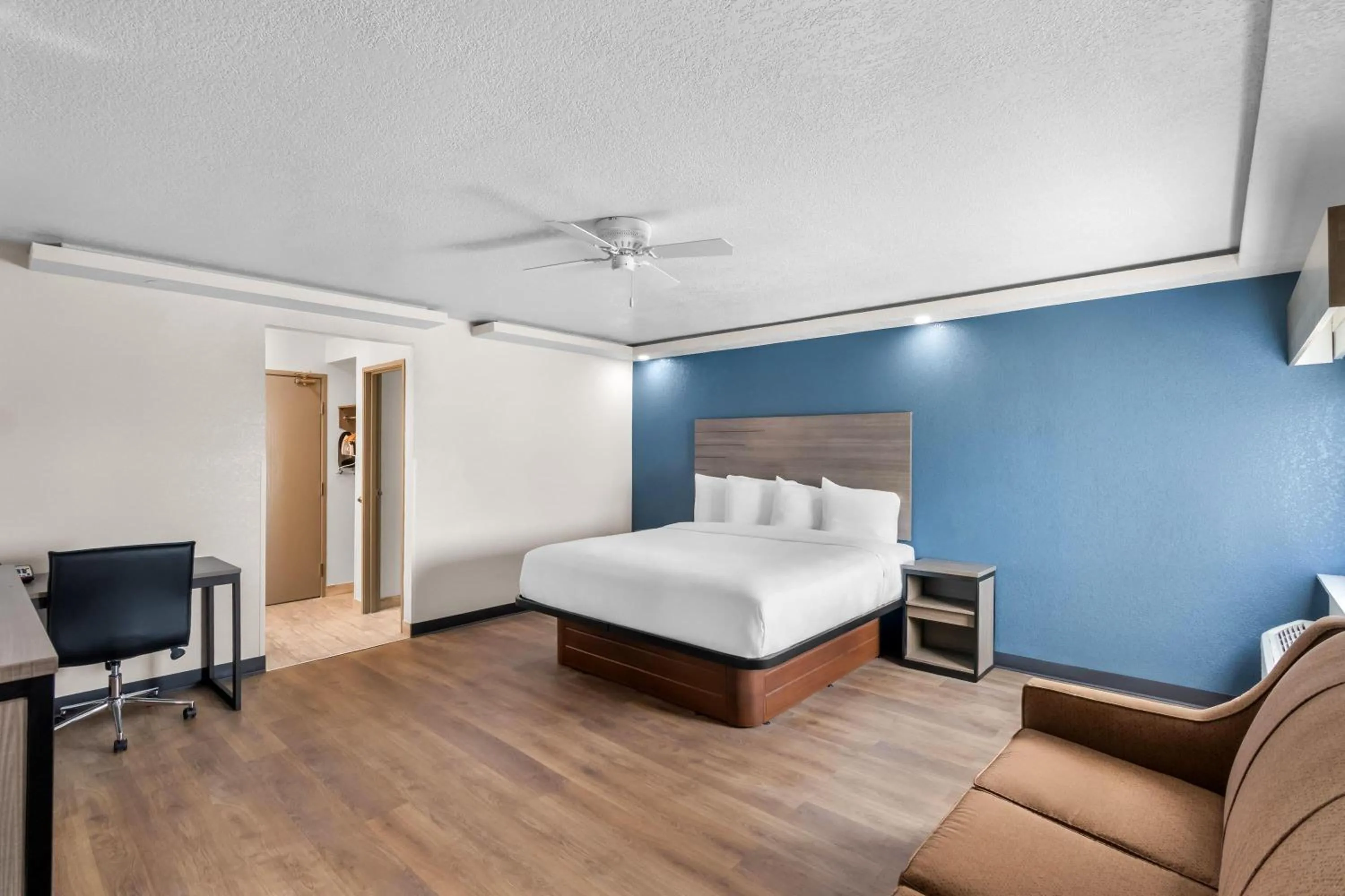 Photo of the whole room, Bed in Baymont by Wyndham Arlington At Six Flags Dr