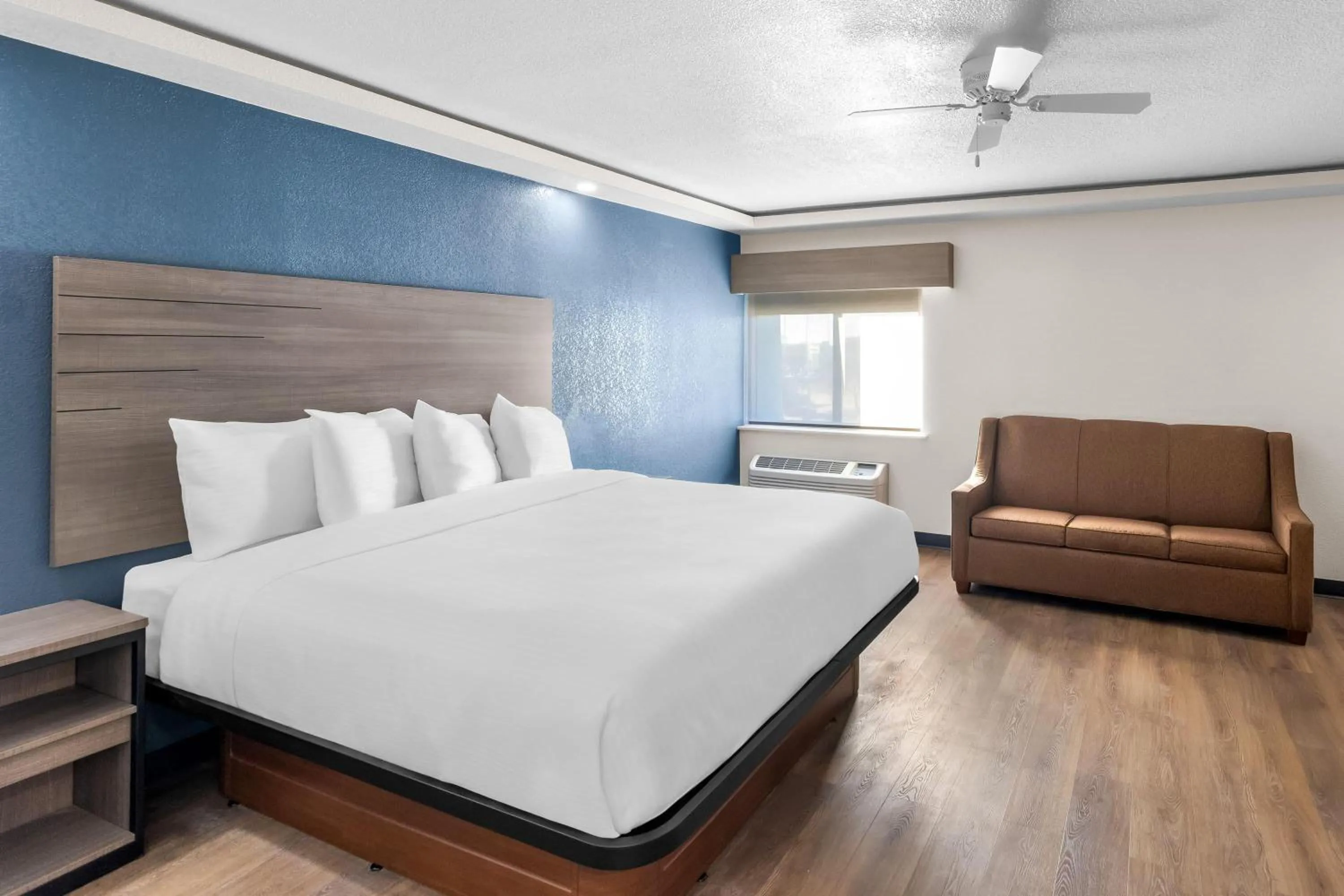 Photo of the whole room, Bed in Baymont by Wyndham Arlington At Six Flags Dr