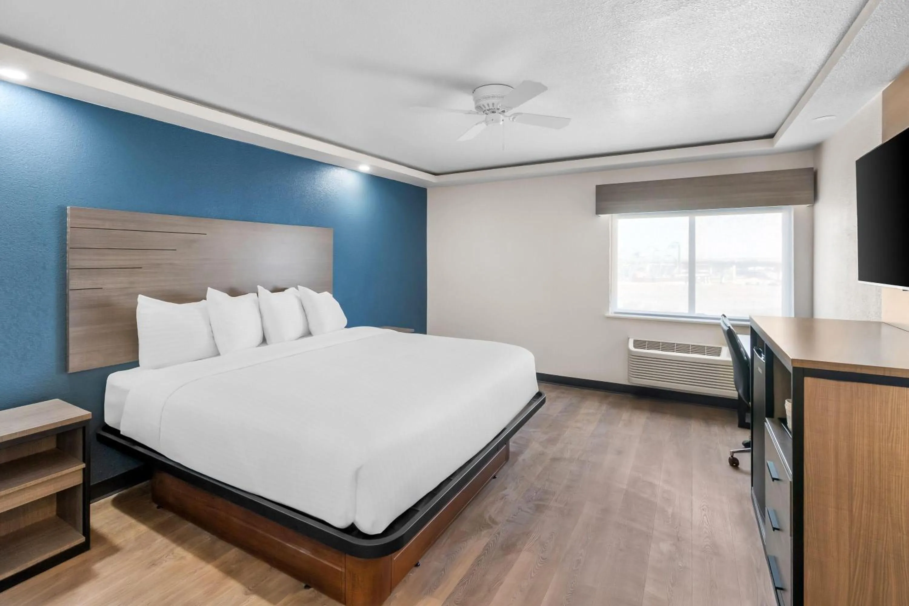 Bed in Baymont by Wyndham Arlington At Six Flags Dr