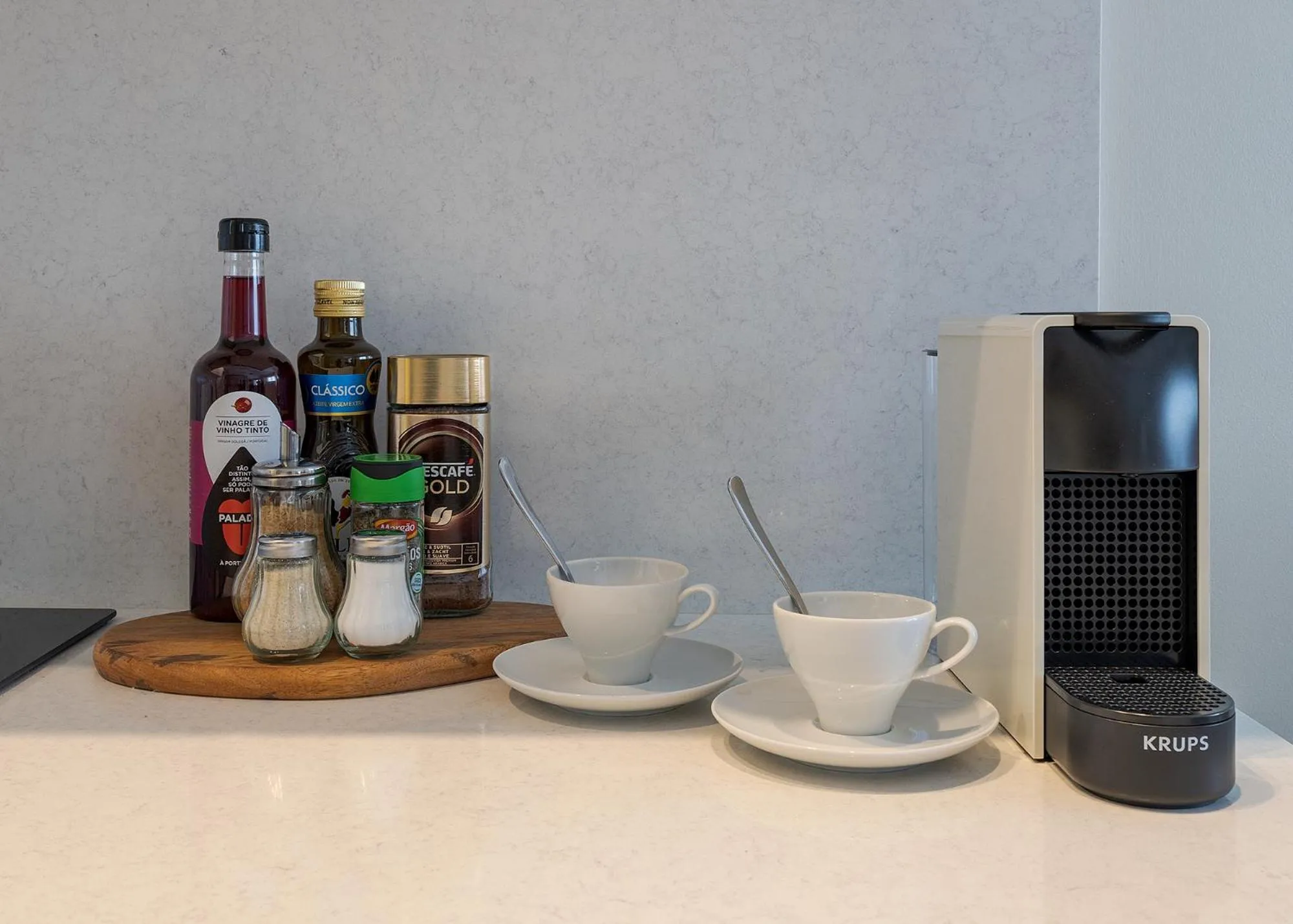Coffee/tea facilities in Peixeira Studios and Apartments