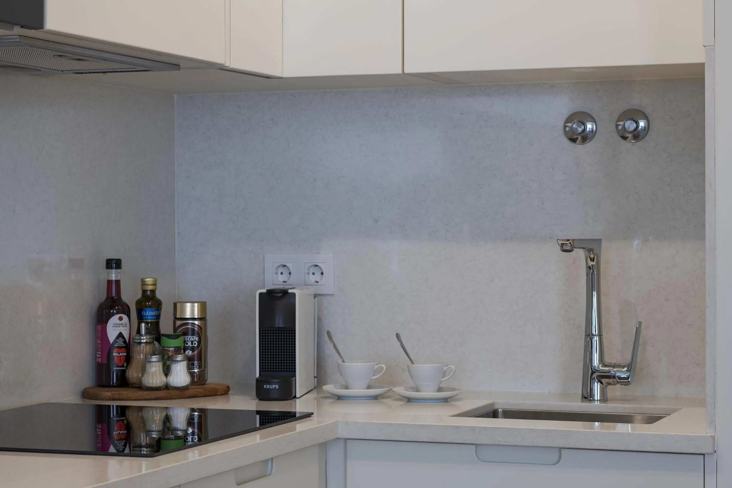 Coffee/tea facilities in Peixeira Studios and Apartments
