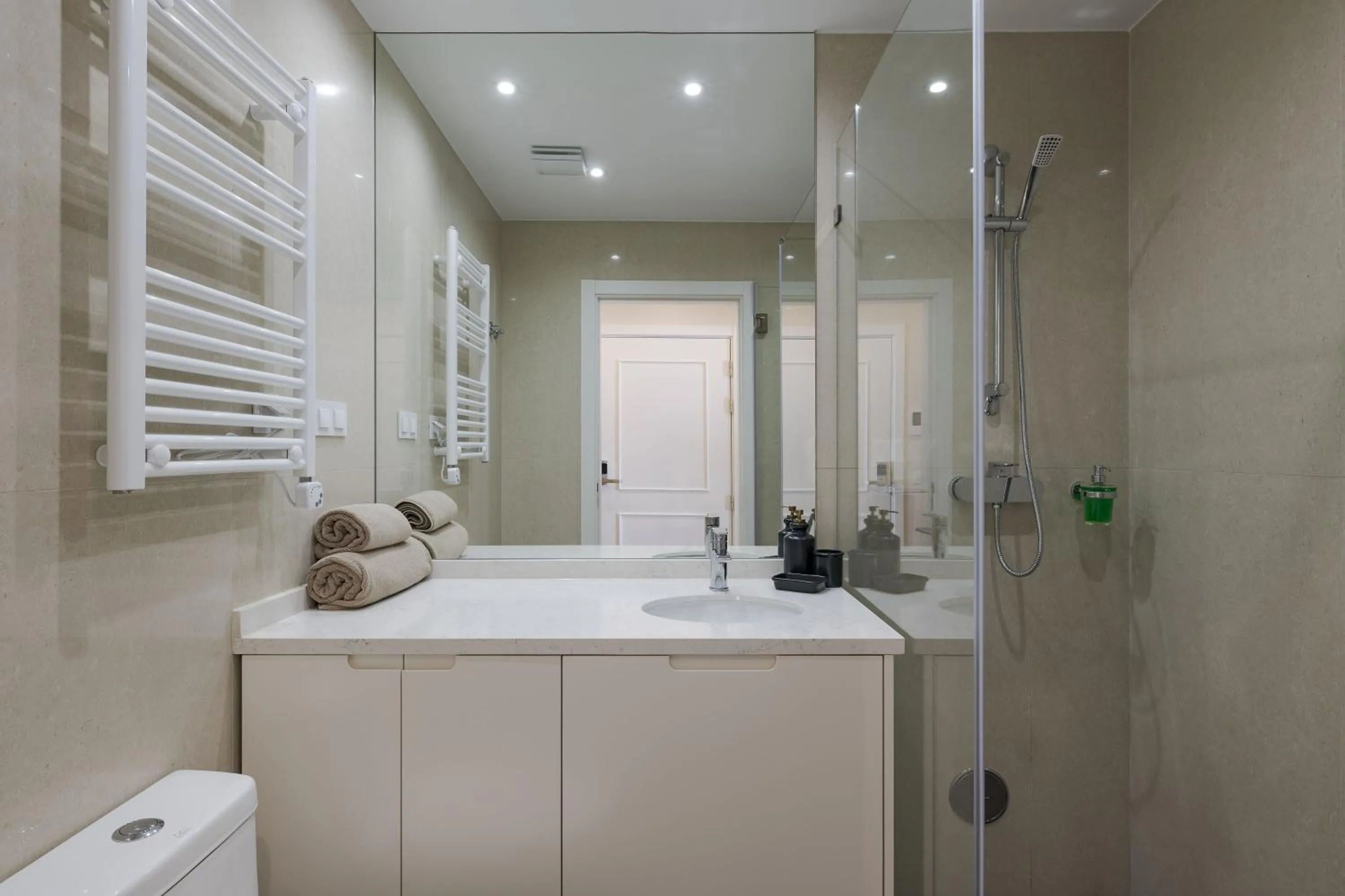 Bathroom in Peixeira Studios and Apartments